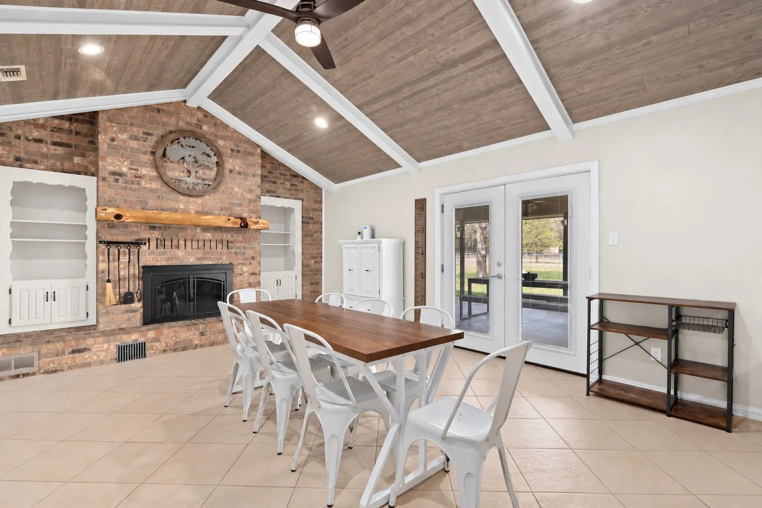 Single Family Residence For Sale in Parker County , 106 Vineyard Street, Weatherford, Texas 76087, 3 Bedroom, 2 Bathroom, 2 Garage spaces, 1,790 Sqft, built in 1978, mls#21387486, Real Estate Agent in Weatherford, Homes For Sale in Parker county, Homes For Sale in Weatherford, Realtor in Weatherford Texas, Real Estate Brokerage Independent Realty Texas, Luminita Cordes Realtor