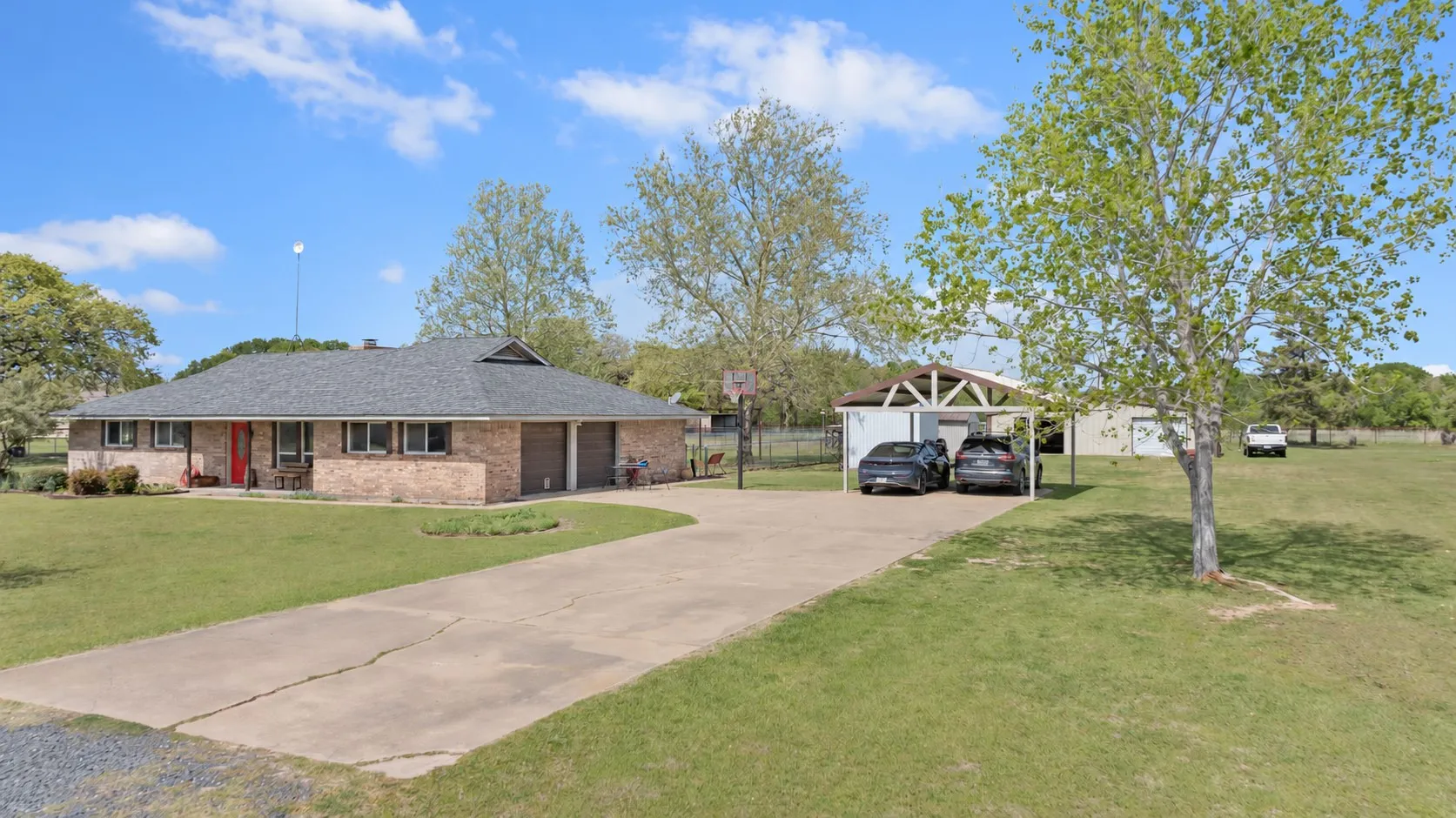 Single Family Residence For Sale in Parker County , 106 Vineyard Street, Weatherford, Texas 76087, 3 Bedroom, 2 Bathroom, 2 Garage spaces, 1,790 Sqft, built in 1978, mls#21387486, Real Estate Agent in Weatherford, Homes For Sale in Parker county, Homes For Sale in Weatherford, Realtor in Weatherford Texas, Real Estate Brokerage Independent Realty Texas, Luminita Cordes Realtor