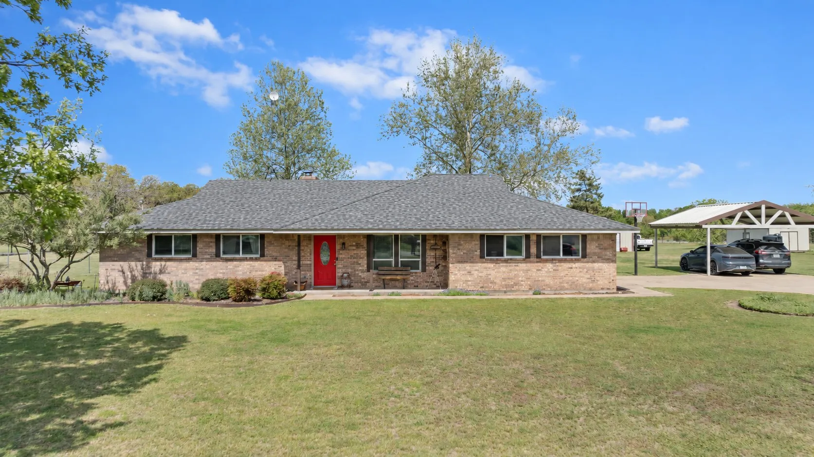 Single Family Residence For Sale in Parker County , 106 Vineyard Street, Weatherford, Texas 76087, 3 Bedroom, 2 Bathroom, 2 Garage spaces, 1,790 Sqft, built in 1978, mls#21387486, Real Estate Agent in Weatherford, Homes For Sale in Parker county, Homes For Sale in Weatherford, Realtor in Weatherford Texas, Real Estate Brokerage Independent Realty Texas, Luminita Cordes Realtor
