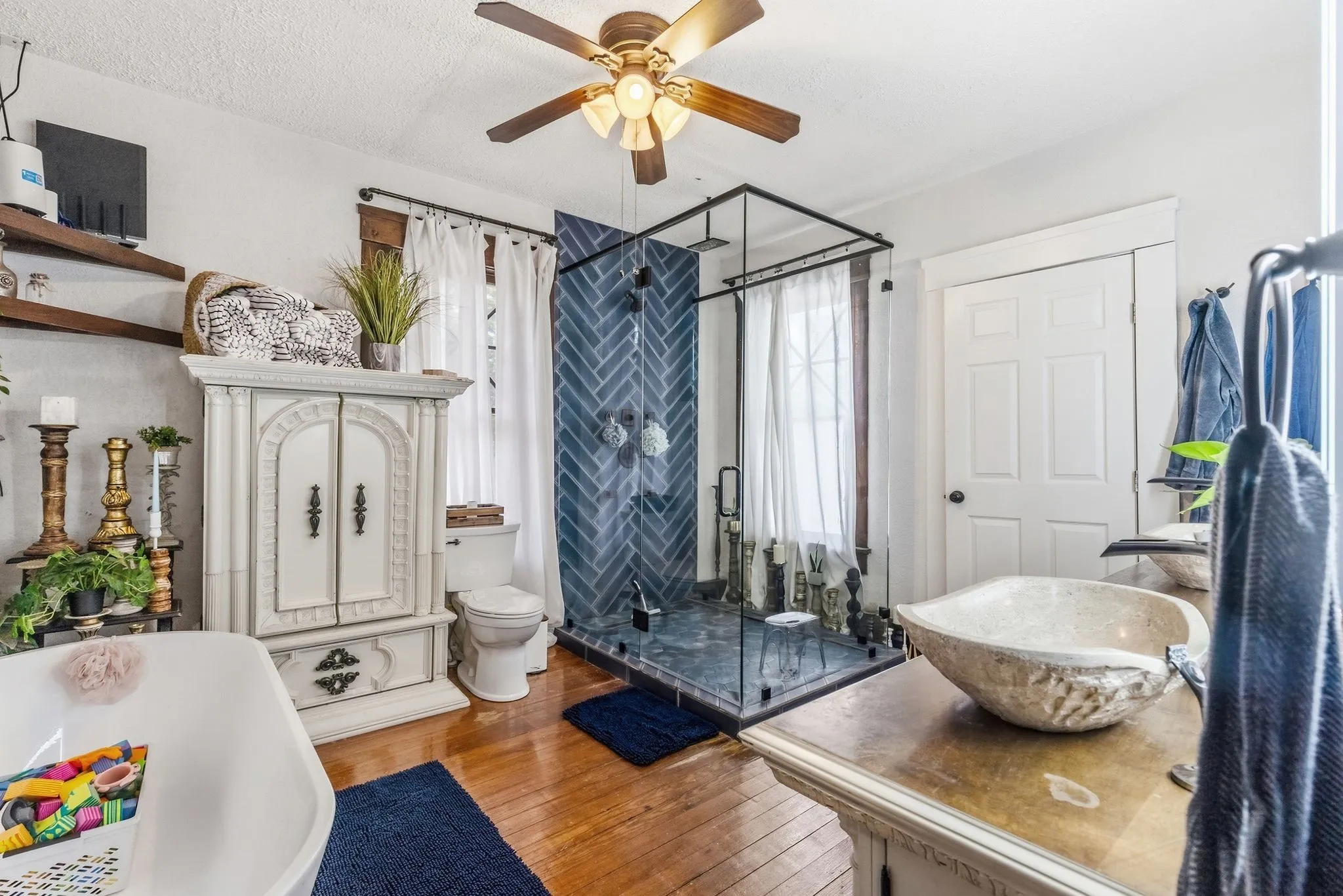 Single Family Residence For Sale in Hunt County , 1507 Park Street, Greenville, Texas 75401, 5 Bedroom, 4 Bathroom, Garage spaces, 5,283 Sqft, built in 1925, mls#21389025, Real Estate Agent in Greenville, Homes For Sale in Hunt county, Homes For Sale in Greenville, Realtor in Greenville Texas, Real Estate Brokerage Independent Realty Texas, Luminita Cordes Realtor