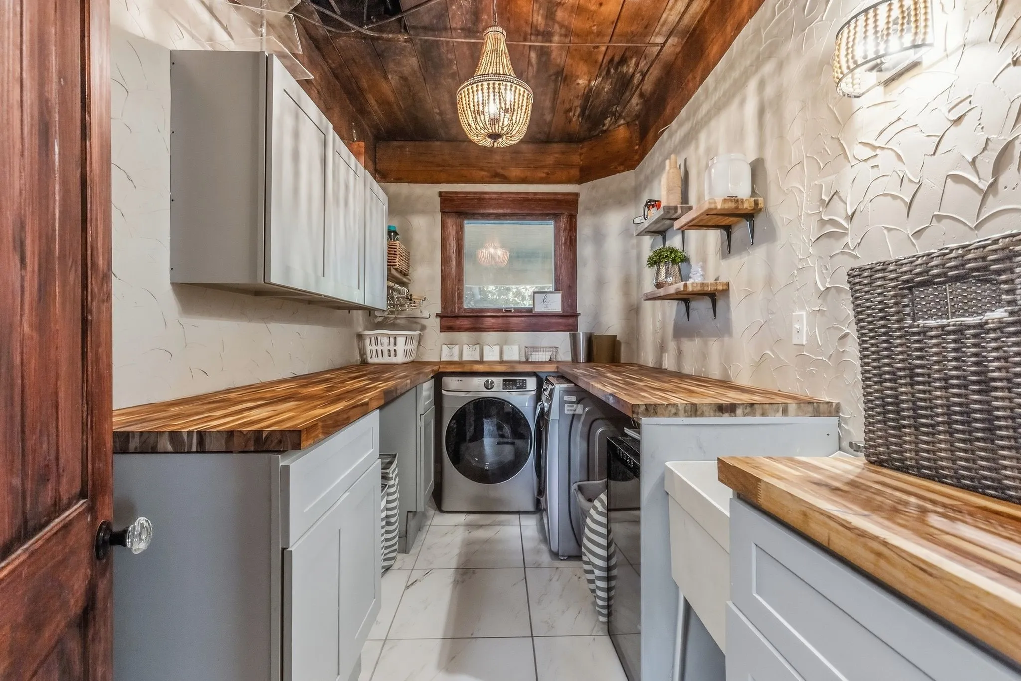 Single Family Residence For Sale in Hunt County , 1507 Park Street, Greenville, Texas 75401, 5 Bedroom, 4 Bathroom, Garage spaces, 5,283 Sqft, built in 1925, mls#21389025, Real Estate Agent in Greenville, Homes For Sale in Hunt county, Homes For Sale in Greenville, Realtor in Greenville Texas, Real Estate Brokerage Independent Realty Texas, Luminita Cordes Realtor