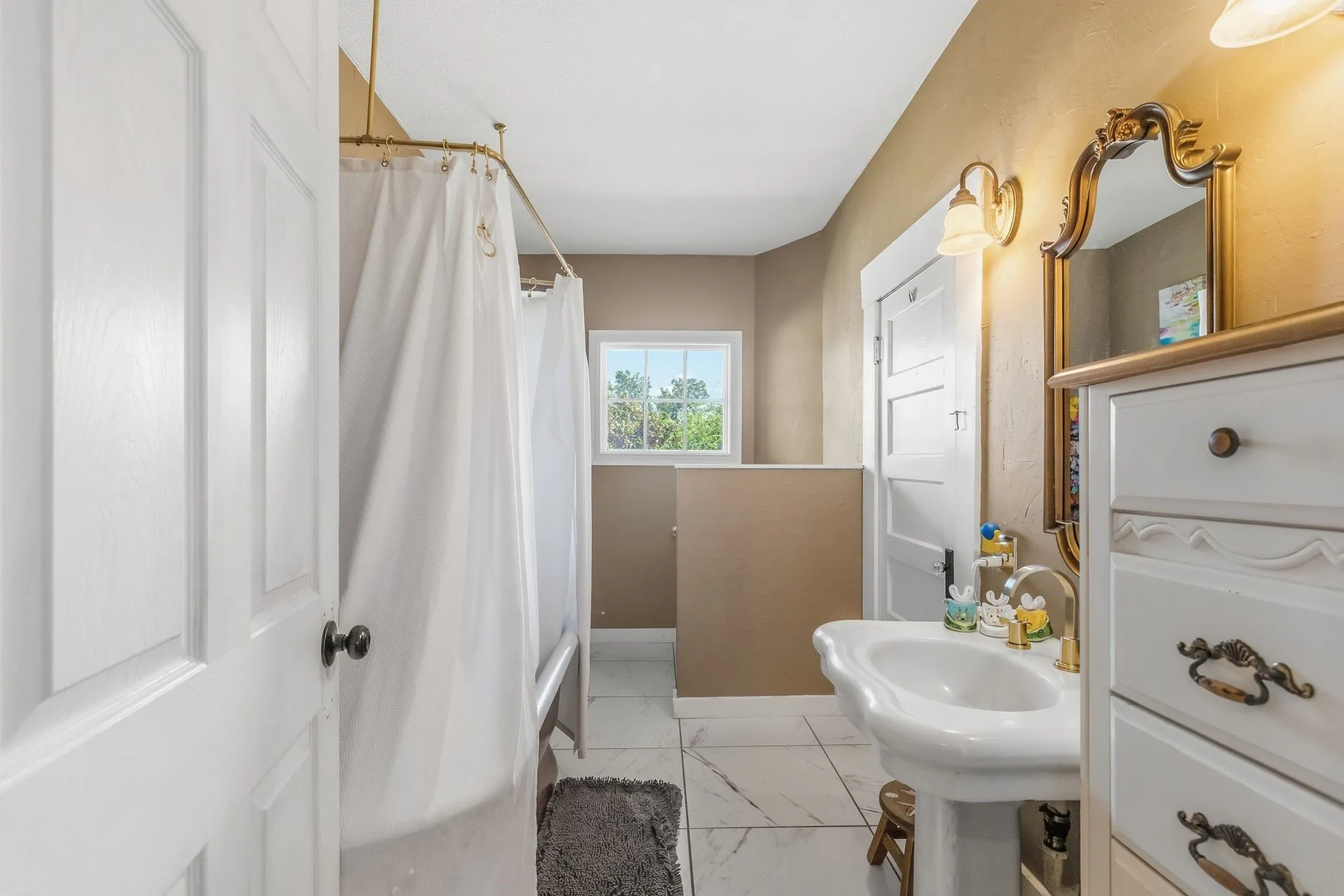 Single Family Residence For Sale in Hunt County , 1507 Park Street, Greenville, Texas 75401, 5 Bedroom, 4 Bathroom, Garage spaces, 5,283 Sqft, built in 1925, mls#21389025, Real Estate Agent in Greenville, Homes For Sale in Hunt county, Homes For Sale in Greenville, Realtor in Greenville Texas, Real Estate Brokerage Independent Realty Texas, Luminita Cordes Realtor