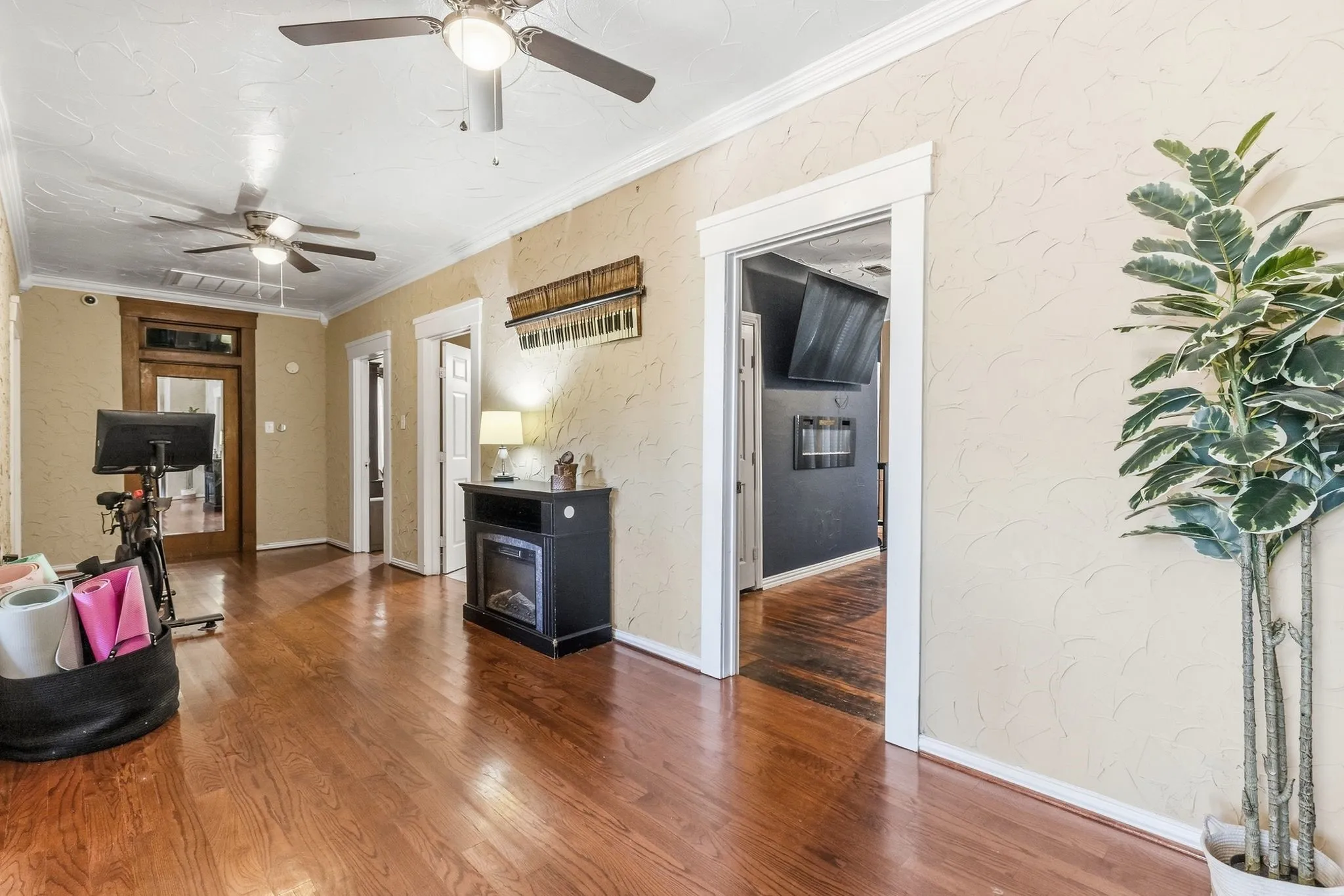 Single Family Residence For Sale in Hunt County , 1507 Park Street, Greenville, Texas 75401, 5 Bedroom, 4 Bathroom, Garage spaces, 5,283 Sqft, built in 1925, mls#21389025, Real Estate Agent in Greenville, Homes For Sale in Hunt county, Homes For Sale in Greenville, Realtor in Greenville Texas, Real Estate Brokerage Independent Realty Texas, Luminita Cordes Realtor
