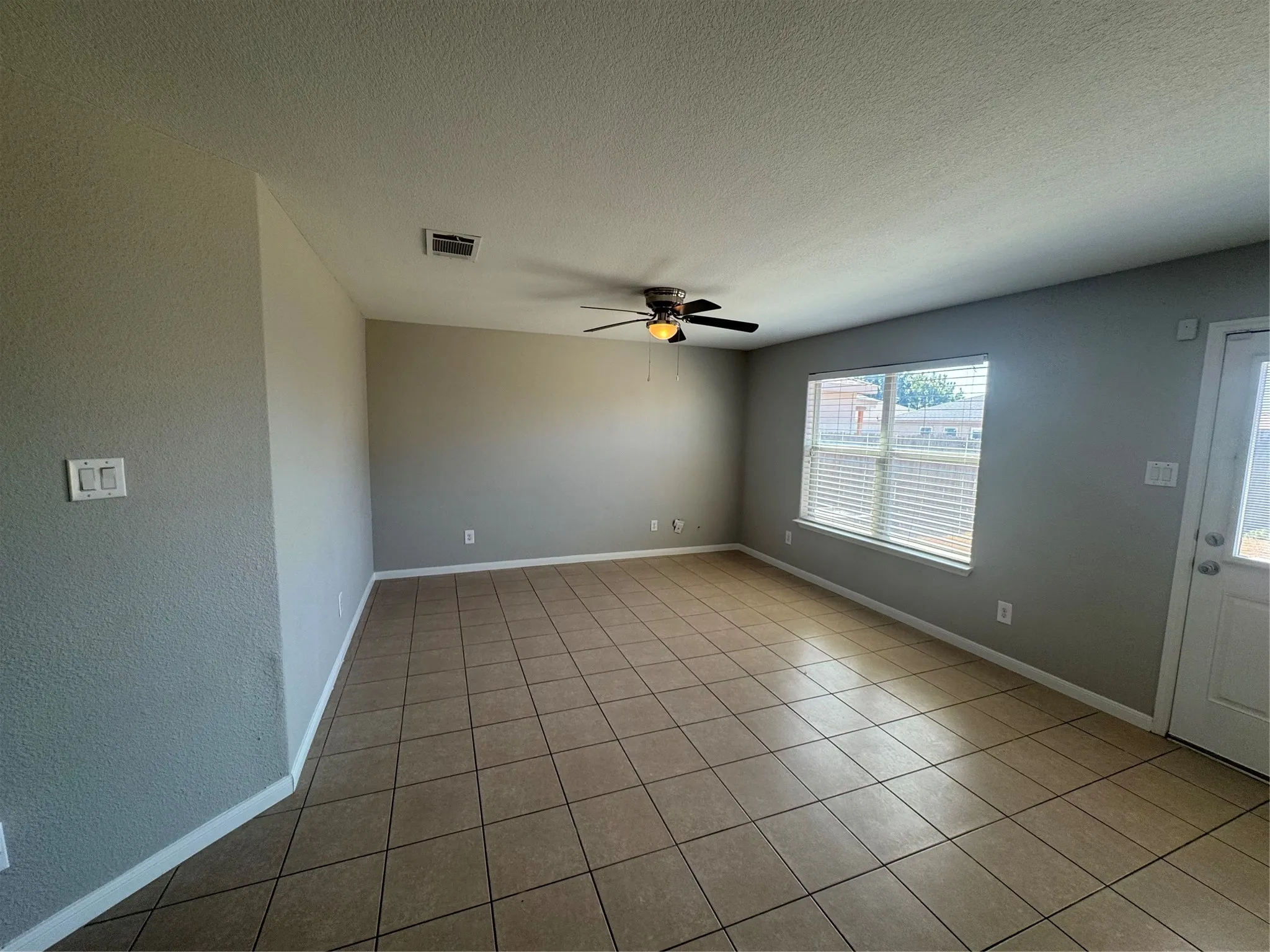 Single Family Residence For Sale in Tarrant County , 601 Hidden Dale Drive, Fort Worth, Texas 76140, 3 Bedroom, 2 Bathroom, 2 Garage spaces, 1,160 Sqft, built in 2011, mls#21386466, Real Estate Agent in Fort Worth, Homes For Sale in Tarrant county, Homes For Sale in Fort Worth, Realtor in Fort Worth Texas, Real Estate Brokerage Independent Realty Texas, Luminita Cordes Realtor