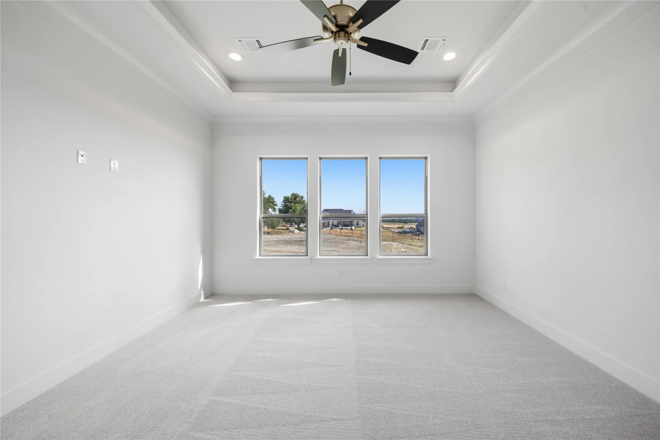 Tray ceiling with recessed lighting and ceiling fan