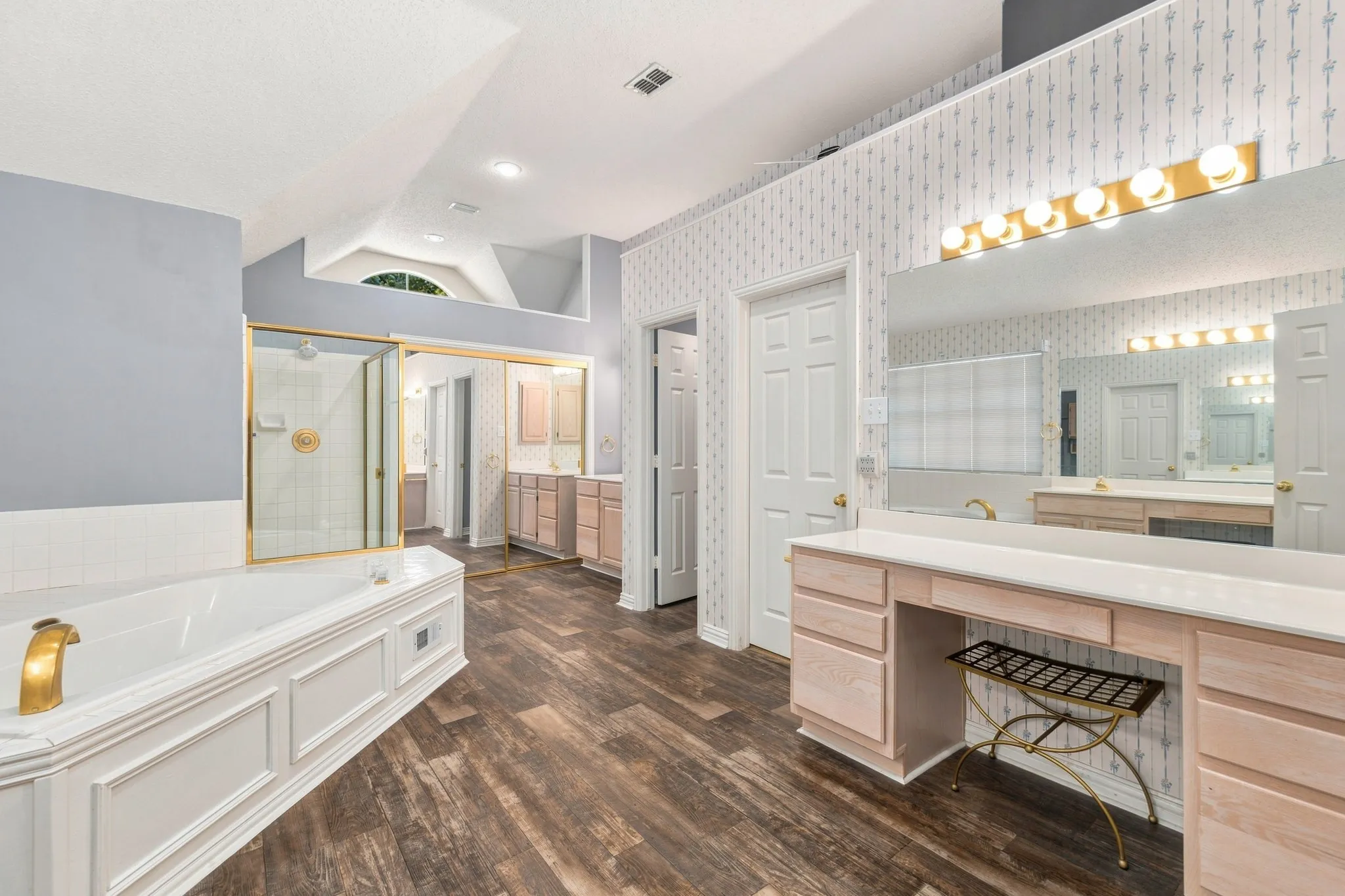 Single Family Residence For Sale in Dallas County , 534 Winston Street, Grand Prairie, Texas 75052, 5 Bedroom, 4 Bathroom, 2 Garage spaces, 3,857 Sqft, built in 1992, mls#21380900, Real Estate Agent in Grand Prairie, Homes For Sale in Dallas county, Homes For Sale in Grand Prairie, Realtor in Grand Prairie Texas, Real Estate Brokerage Independent Realty Texas, Luminita Cordes Realtor