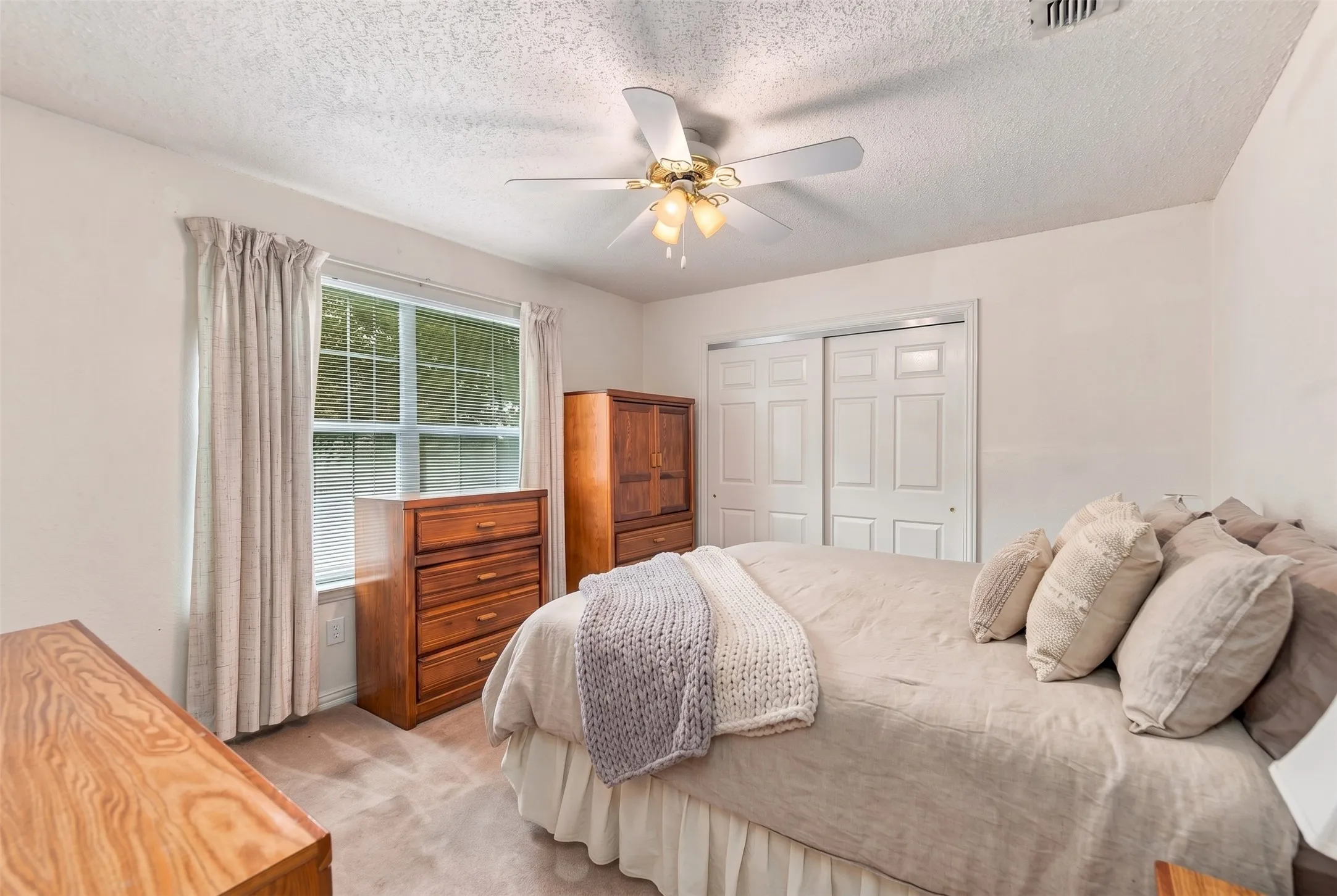 Single Family Residence For Sale in Dallas County , 534 Winston Street, Grand Prairie, Texas 75052, 5 Bedroom, 4 Bathroom, 2 Garage spaces, 3,857 Sqft, built in 1992, mls#21380900, Real Estate Agent in Grand Prairie, Homes For Sale in Dallas county, Homes For Sale in Grand Prairie, Realtor in Grand Prairie Texas, Real Estate Brokerage Independent Realty Texas, Luminita Cordes Realtor