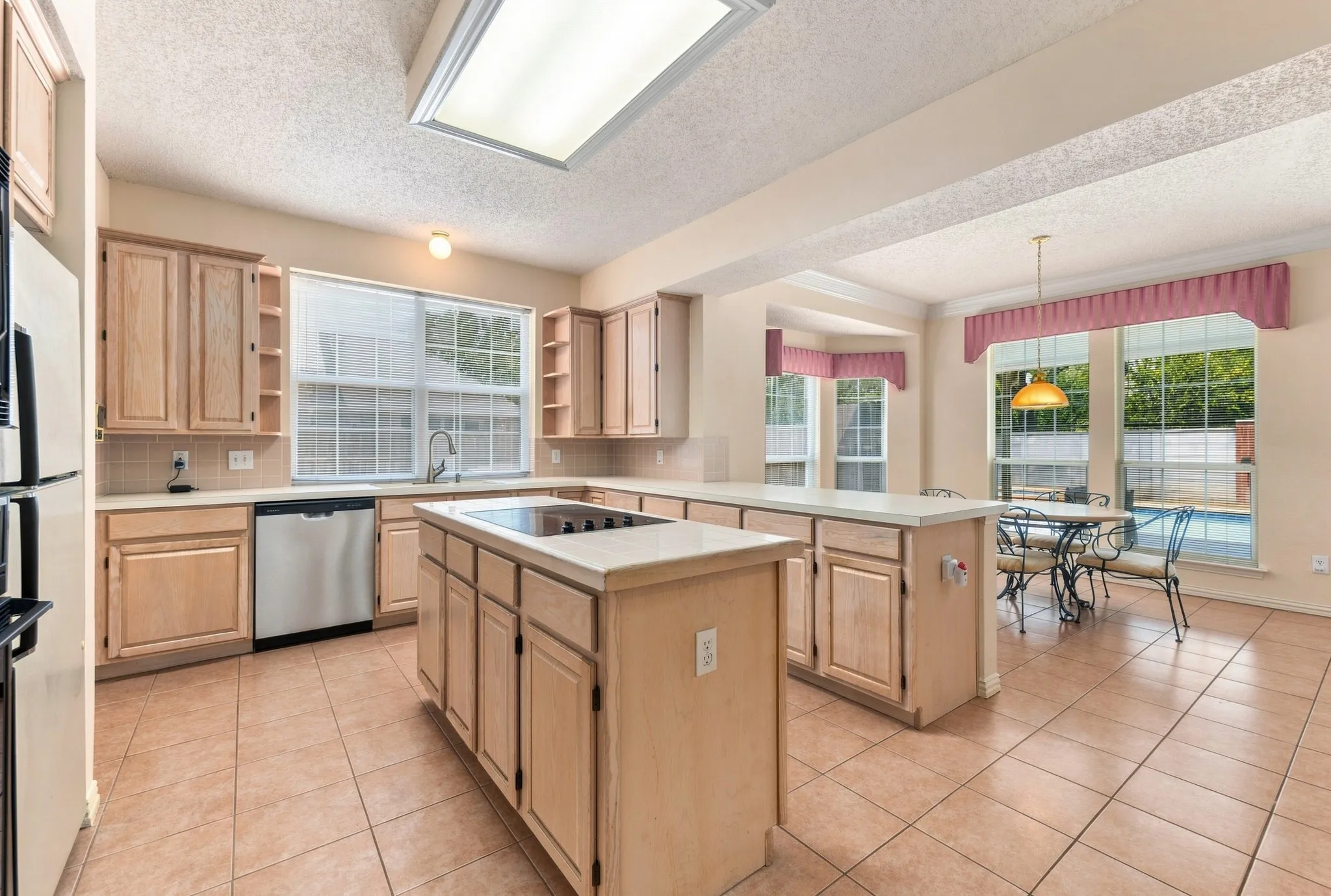 Single Family Residence For Sale in Dallas County , 534 Winston Street, Grand Prairie, Texas 75052, 5 Bedroom, 4 Bathroom, 2 Garage spaces, 3,857 Sqft, built in 1992, mls#21380900, Real Estate Agent in Grand Prairie, Homes For Sale in Dallas county, Homes For Sale in Grand Prairie, Realtor in Grand Prairie Texas, Real Estate Brokerage Independent Realty Texas, Luminita Cordes Realtor