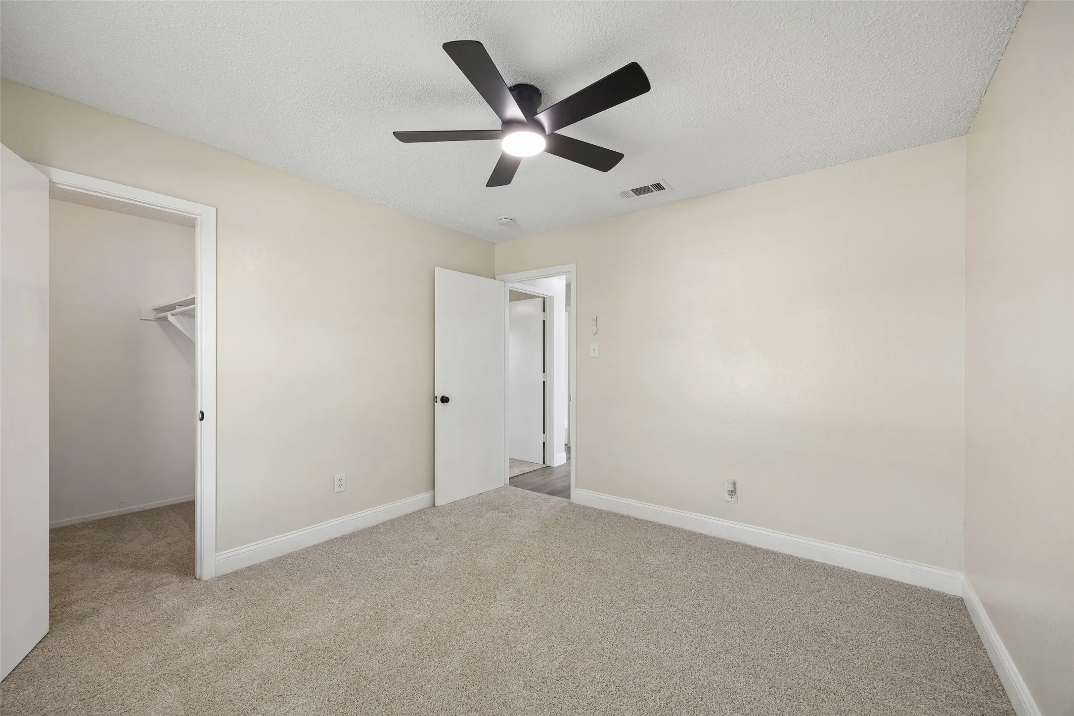 Single Family Residence For Sale in Tarrant County , 5608 Newman Drive, North Richland Hills, Texas 76180, 3 Bedroom, 2 Bathroom, 2 Garage spaces, 1,490 Sqft, built in 1979, mls#21385673, Real Estate Agent in North Richland Hills, Homes For Sale in Tarrant county, Homes For Sale in North Richland Hills, Realtor in North Richland Hills Texas, Real Estate Brokerage Independent Realty Texas, Luminita Cordes Realtor