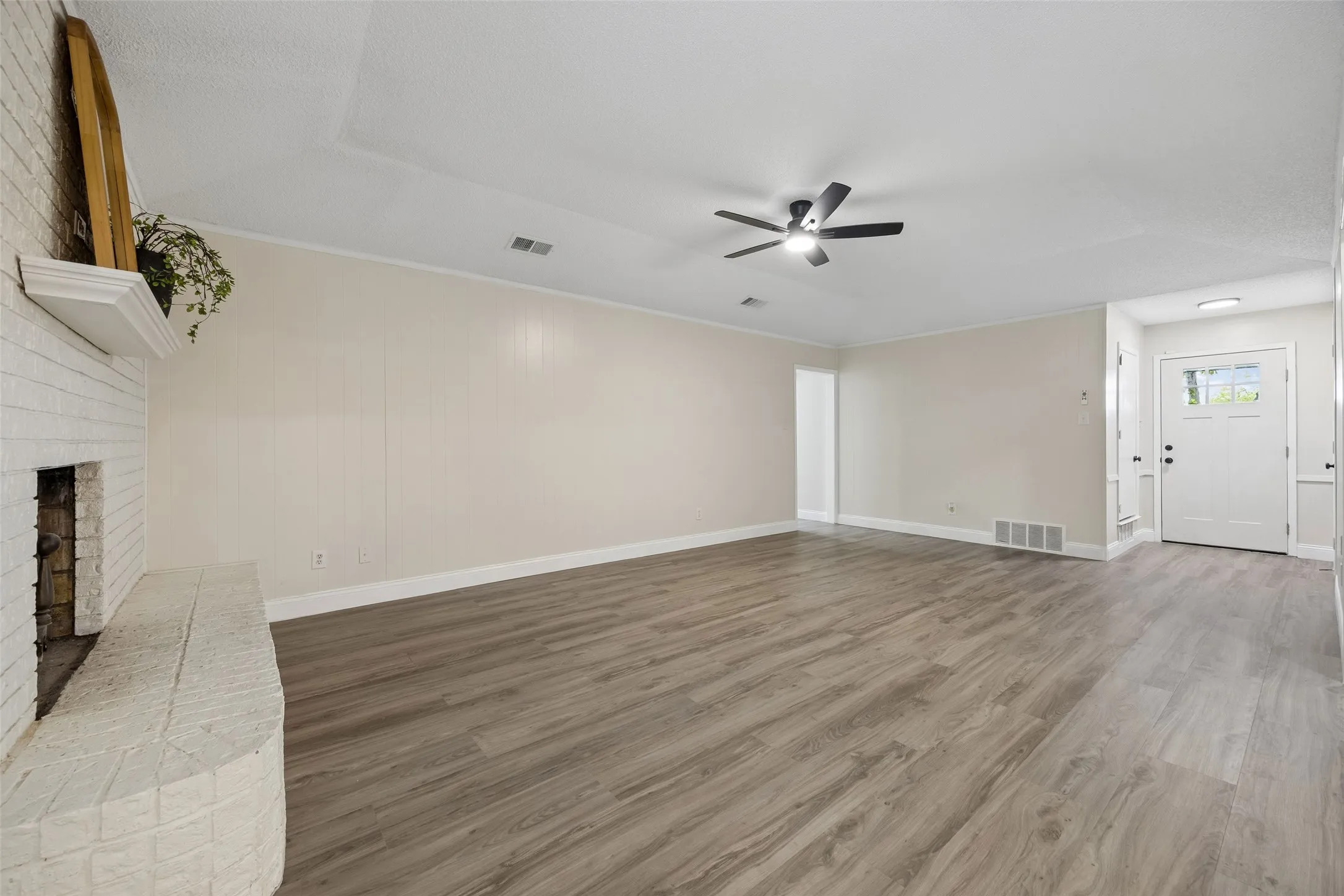 Single Family Residence For Sale in Tarrant County , 5608 Newman Drive, North Richland Hills, Texas 76180, 3 Bedroom, 2 Bathroom, 2 Garage spaces, 1,490 Sqft, built in 1979, mls#21385673, Real Estate Agent in North Richland Hills, Homes For Sale in Tarrant county, Homes For Sale in North Richland Hills, Realtor in North Richland Hills Texas, Real Estate Brokerage Independent Realty Texas, Luminita Cordes Realtor