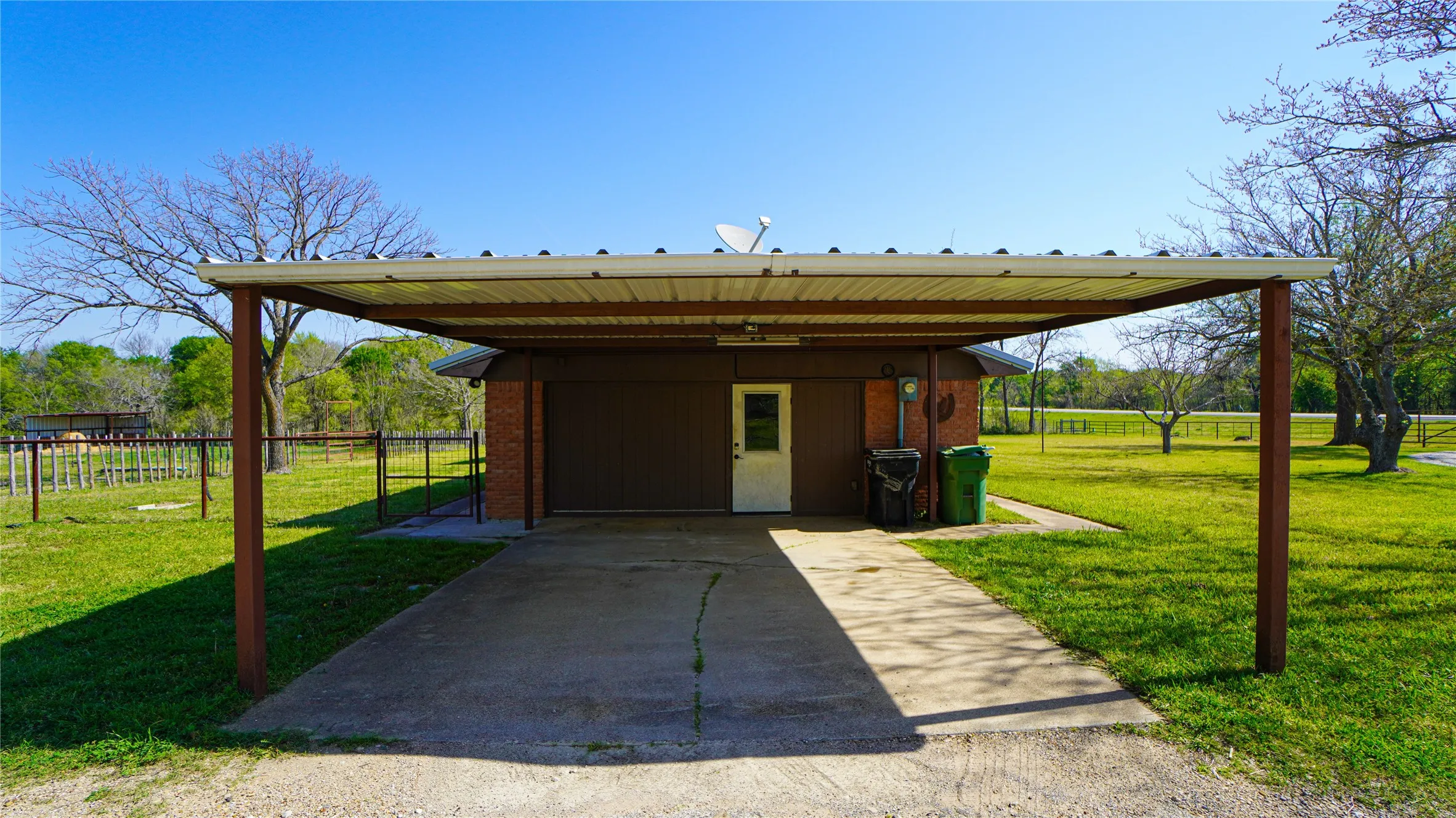 Single Family Residence For Sale in Kaufman County , 19761 N State Highway 34, Terrell, Texas 75161, 3 Bedroom, 2 Bathroom, Garage spaces, 1,720 Sqft, built in 1971, mls#21387996, Real Estate Agent in Terrell, Homes For Sale in Kaufman county, Homes For Sale in Terrell, Realtor in Terrell Texas, Real Estate Brokerage Independent Realty Texas, Luminita Cordes Realtor