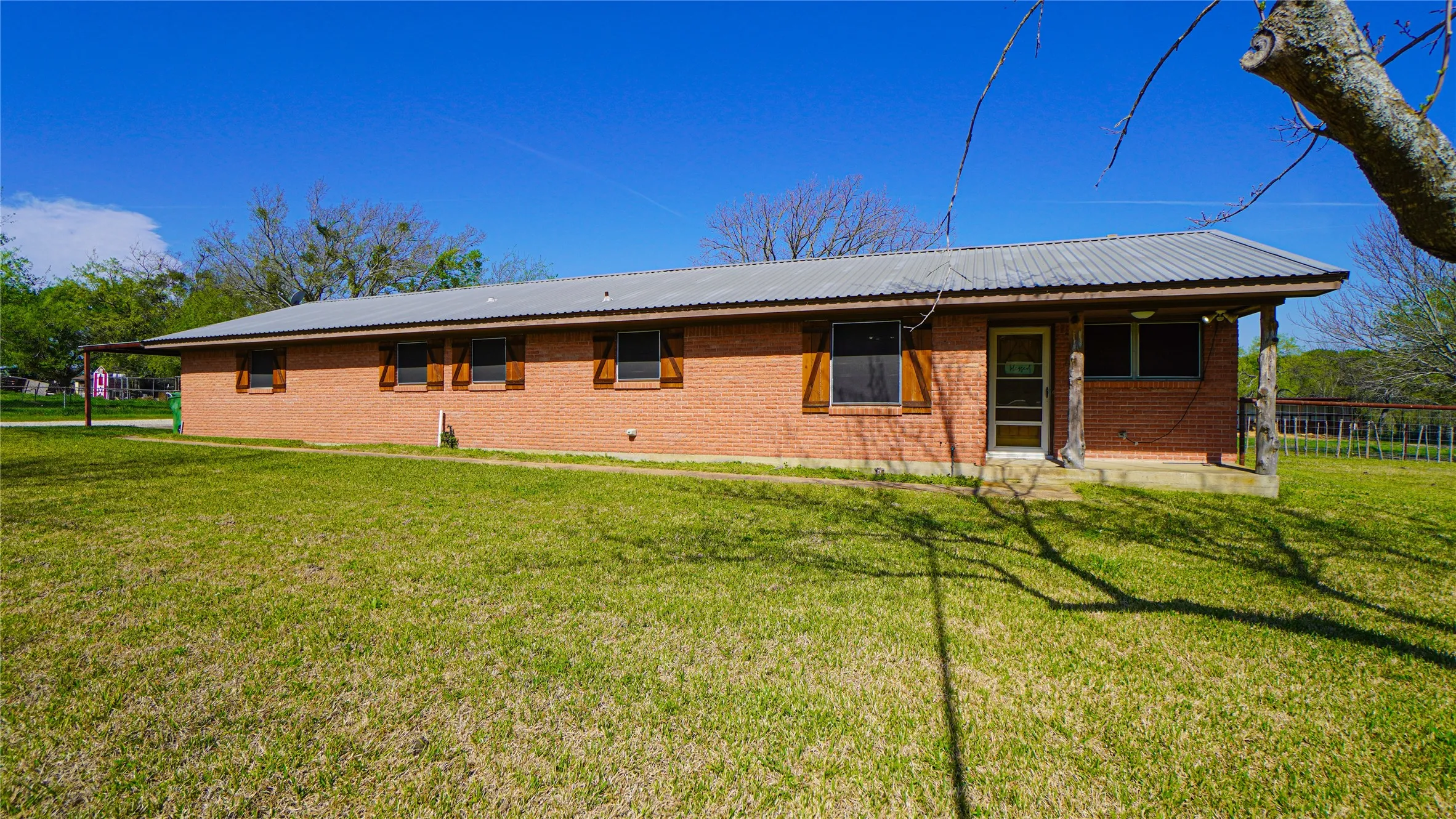 Single Family Residence For Sale in Kaufman County , 19761 N State Highway 34, Terrell, Texas 75161, 3 Bedroom, 2 Bathroom, Garage spaces, 1,720 Sqft, built in 1971, mls#21387996, Real Estate Agent in Terrell, Homes For Sale in Kaufman county, Homes For Sale in Terrell, Realtor in Terrell Texas, Real Estate Brokerage Independent Realty Texas, Luminita Cordes Realtor