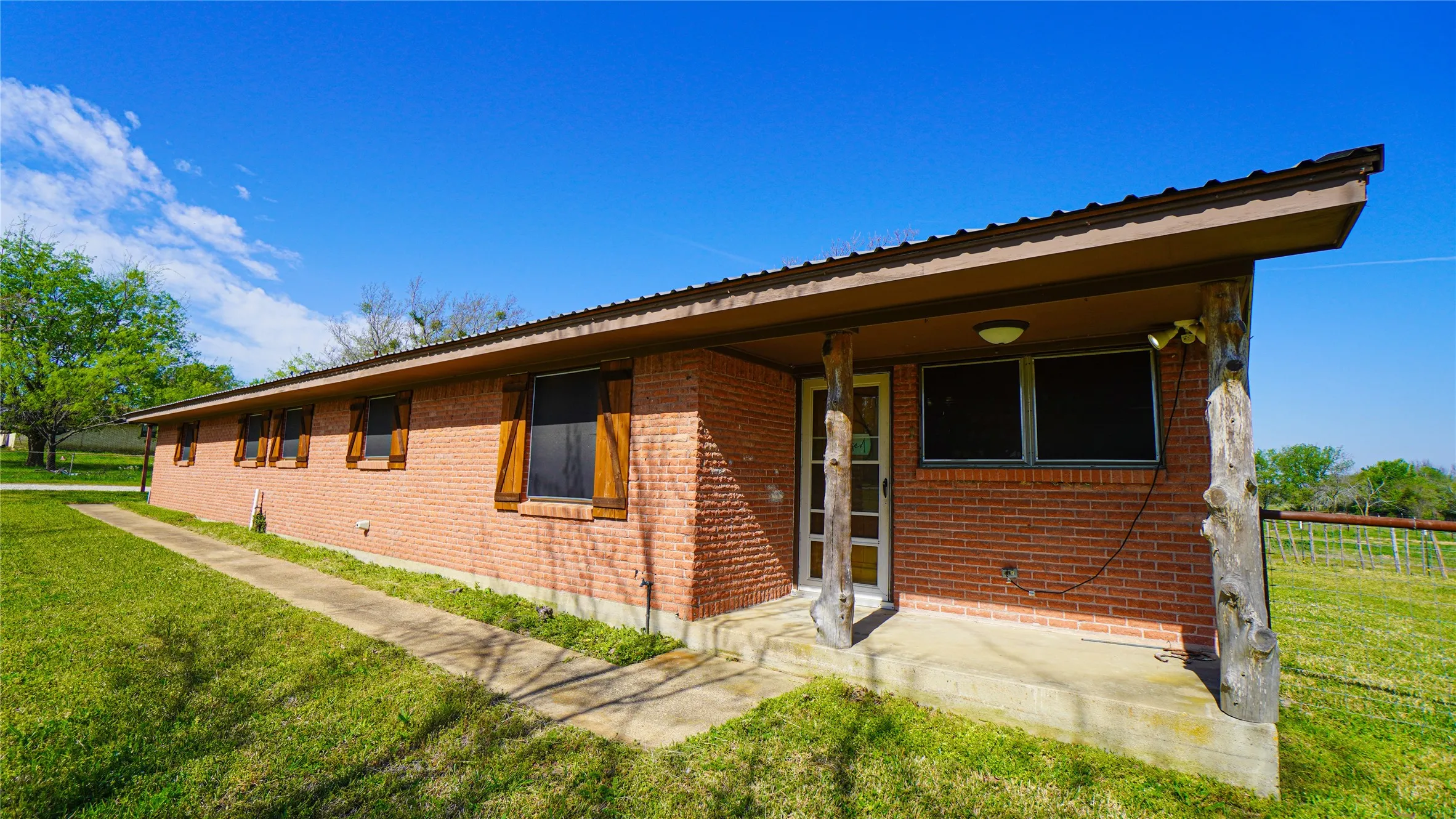 Single Family Residence For Sale in Kaufman County , 19761 N State Highway 34, Terrell, Texas 75161, 3 Bedroom, 2 Bathroom, Garage spaces, 1,720 Sqft, built in 1971, mls#21387996, Real Estate Agent in Terrell, Homes For Sale in Kaufman county, Homes For Sale in Terrell, Realtor in Terrell Texas, Real Estate Brokerage Independent Realty Texas, Luminita Cordes Realtor