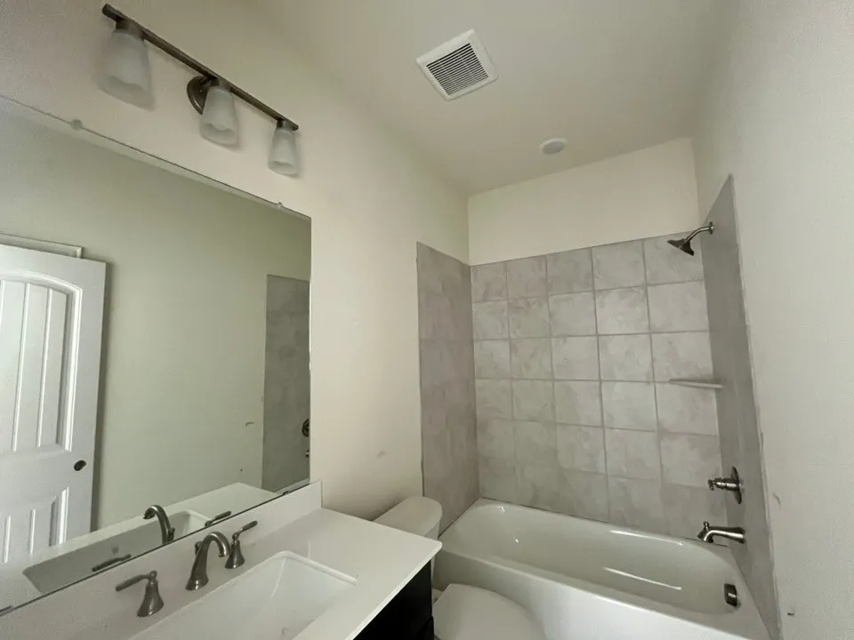 Single vanity with an integrated rectangular sink and a wall-mounted mirror