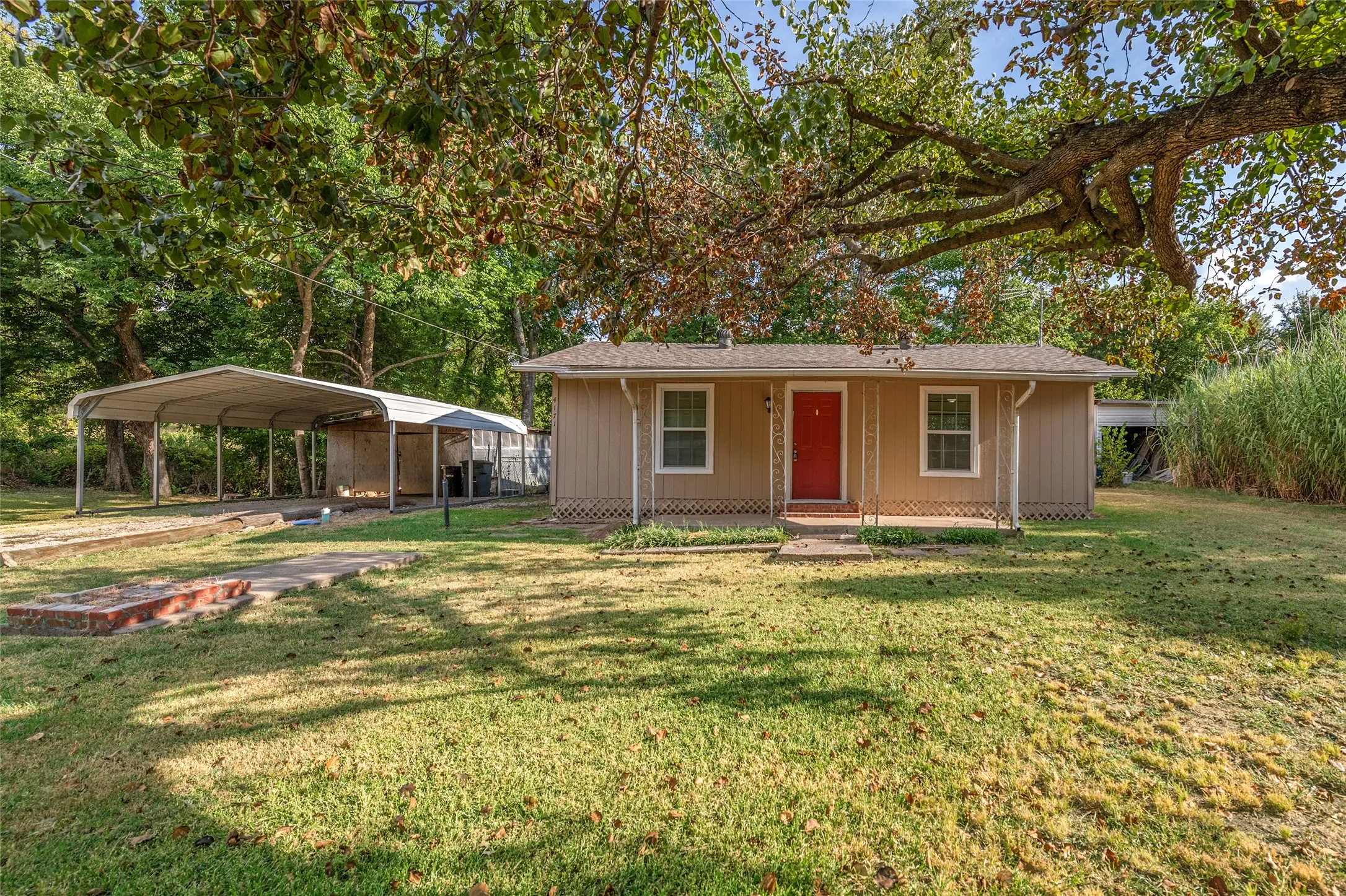 Single Family Residence For Rent in Hunt County , 4171 Broken Bow Drive, Lone Oak, Texas 75453, 2 Bedroom, 1 Bathroom, 1 Garage spaces, 1,152 Sqft, built in 1970, mls#21389062, Real Estate Agent in Lone Oak, Homes For Rent in Hunt county, Homes For Rent in Lone Oak, Realtor in Lone Oak Texas, Real Estate Brokerage Independent Realty Texas, Luminita Cordes Realtor