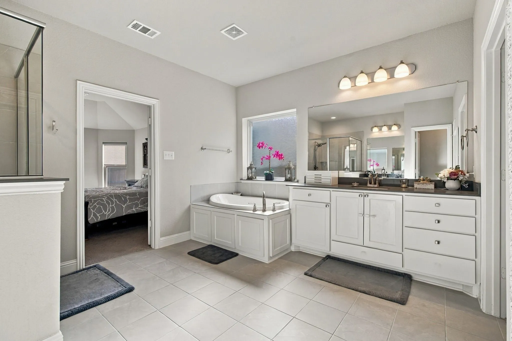 Spacious en suite!