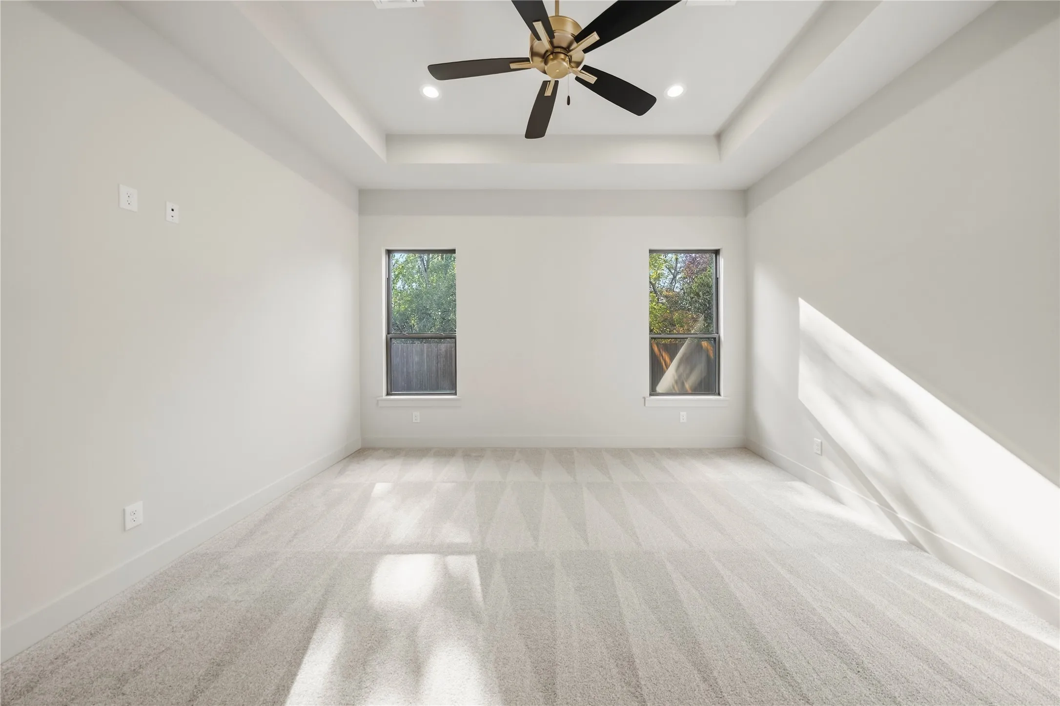Tray ceiling with recessed lighting
