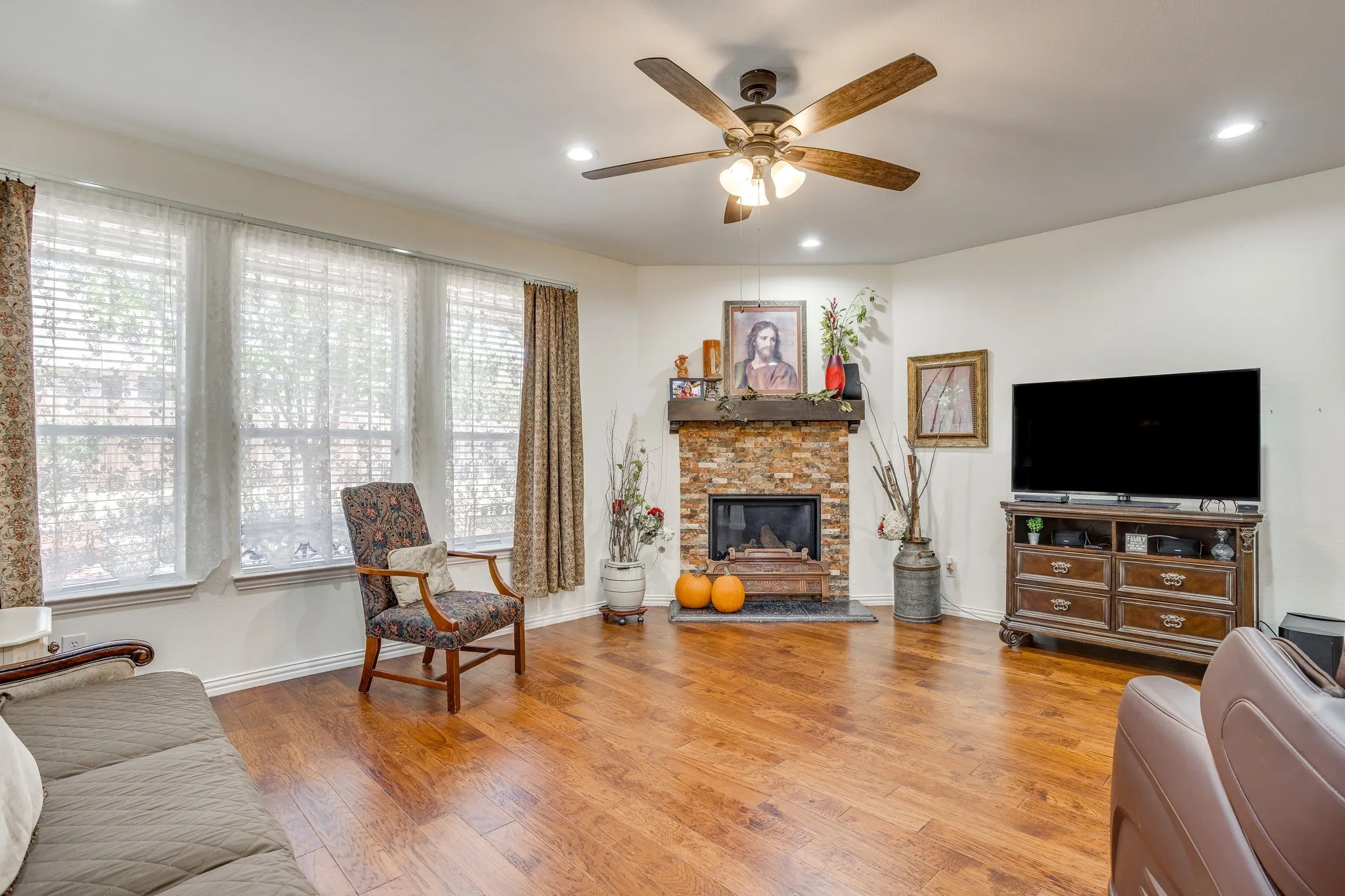 Single Family Residence For Sale in Tarrant County , 916 Sequoia Way, Saginaw, Texas 76131, 4 Bedroom, 4 Bathroom, 3 Garage spaces, 3,295 Sqft, built in 2005, mls#21389031, Real Estate Agent in Saginaw, Homes For Sale in Tarrant county, Homes For Sale in Saginaw, Realtor in Saginaw Texas, Real Estate Brokerage Independent Realty Texas, Luminita Cordes Realtor