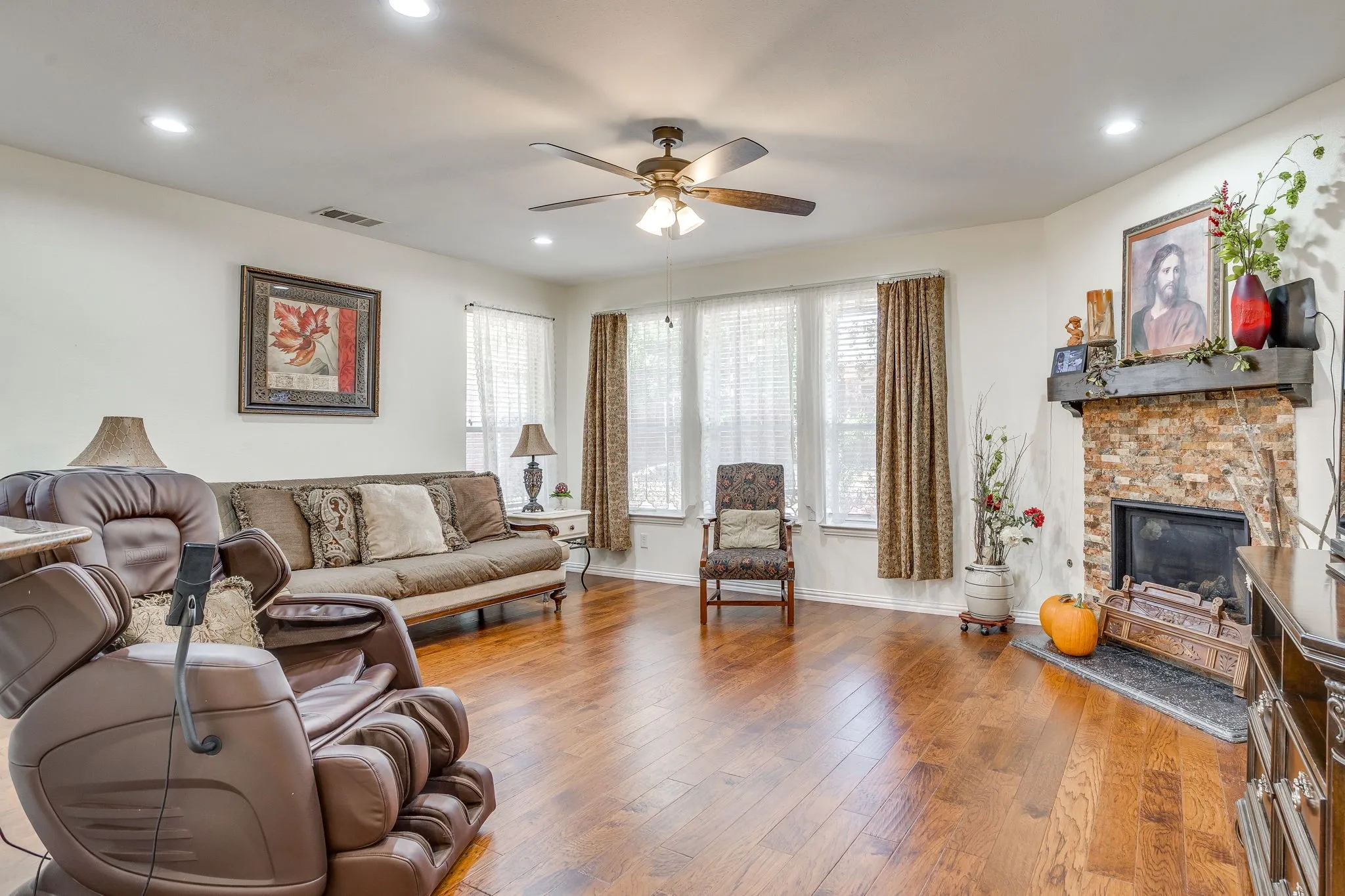 Single Family Residence For Sale in Tarrant County , 916 Sequoia Way, Saginaw, Texas 76131, 4 Bedroom, 4 Bathroom, 3 Garage spaces, 3,295 Sqft, built in 2005, mls#21389031, Real Estate Agent in Saginaw, Homes For Sale in Tarrant county, Homes For Sale in Saginaw, Realtor in Saginaw Texas, Real Estate Brokerage Independent Realty Texas, Luminita Cordes Realtor