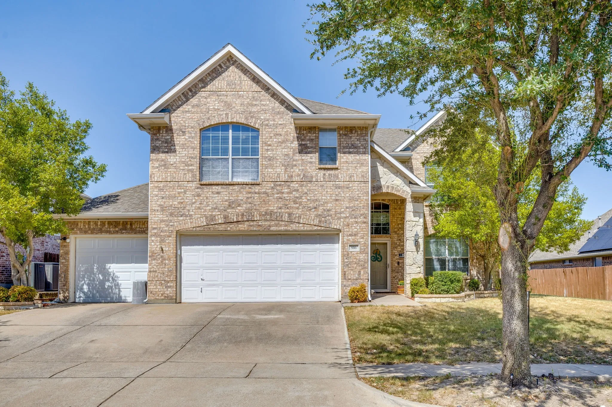 Single Family Residence For Sale in Tarrant County , 916 Sequoia Way, Saginaw, Texas 76131, 4 Bedroom, 4 Bathroom, 3 Garage spaces, 3,295 Sqft, built in 2005, mls#21389031, Real Estate Agent in Saginaw, Homes For Sale in Tarrant county, Homes For Sale in Saginaw, Realtor in Saginaw Texas, Real Estate Brokerage Independent Realty Texas, Luminita Cordes Realtor