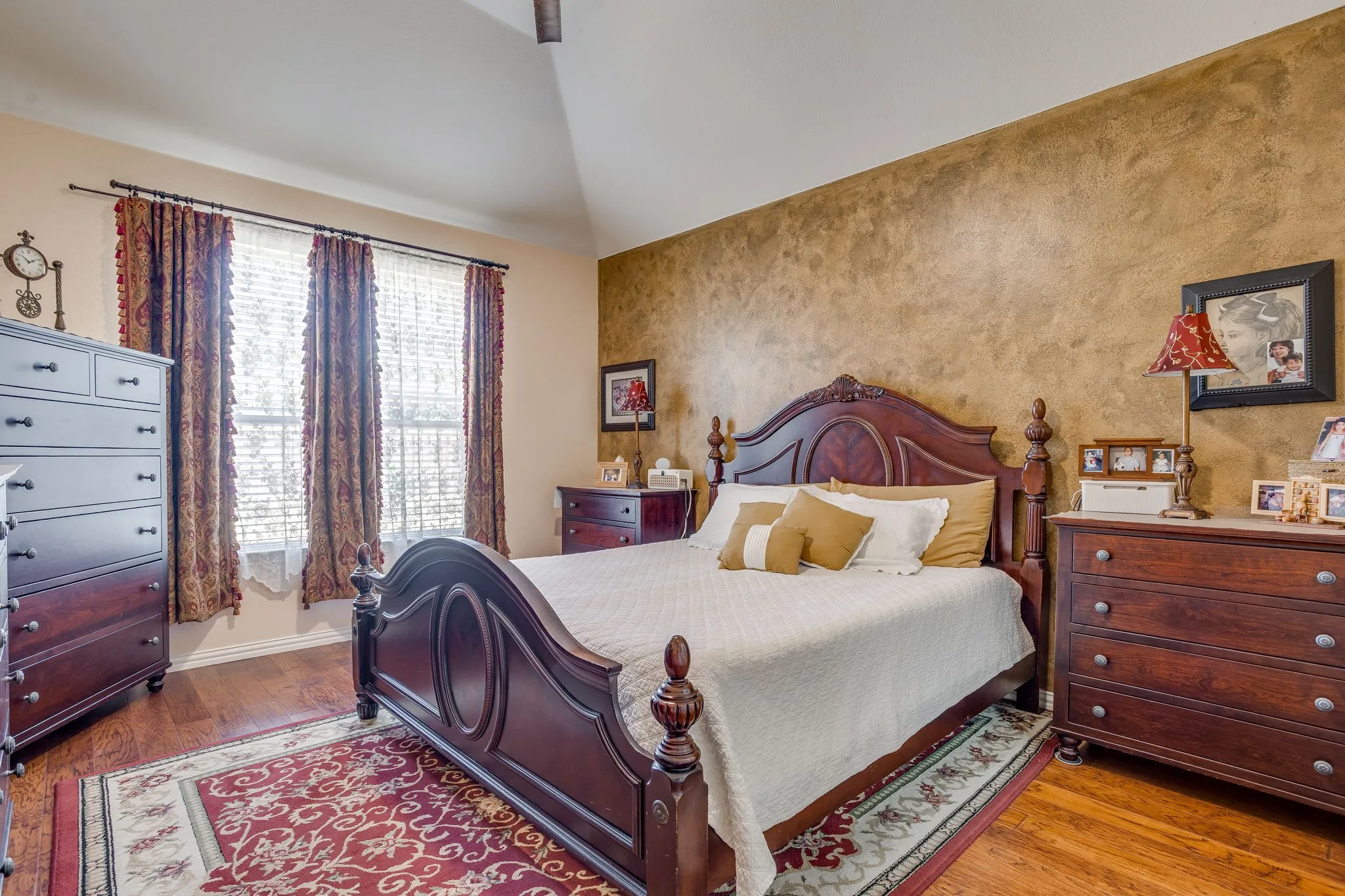 Single Family Residence For Sale in Tarrant County , 916 Sequoia Way, Saginaw, Texas 76131, 4 Bedroom, 4 Bathroom, 3 Garage spaces, 3,295 Sqft, built in 2005, mls#21389031, Real Estate Agent in Saginaw, Homes For Sale in Tarrant county, Homes For Sale in Saginaw, Realtor in Saginaw Texas, Real Estate Brokerage Independent Realty Texas, Luminita Cordes Realtor