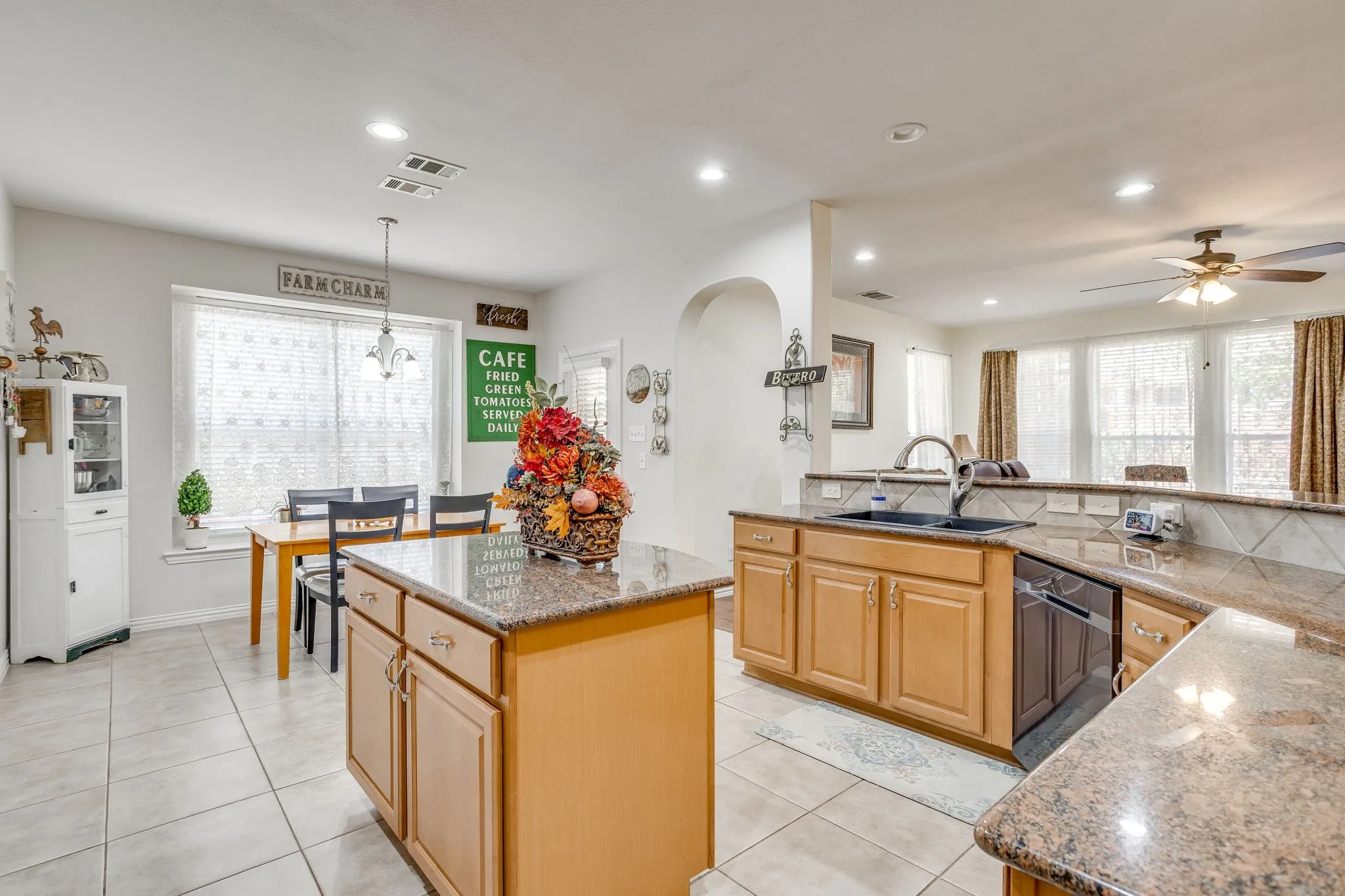 Single Family Residence For Sale in Tarrant County , 916 Sequoia Way, Saginaw, Texas 76131, 4 Bedroom, 4 Bathroom, 3 Garage spaces, 3,295 Sqft, built in 2005, mls#21389031, Real Estate Agent in Saginaw, Homes For Sale in Tarrant county, Homes For Sale in Saginaw, Realtor in Saginaw Texas, Real Estate Brokerage Independent Realty Texas, Luminita Cordes Realtor