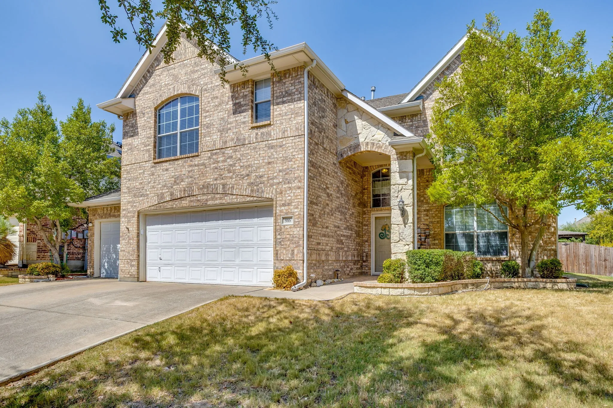 Single Family Residence For Sale in Tarrant County , 916 Sequoia Way, Saginaw, Texas 76131, 4 Bedroom, 4 Bathroom, 3 Garage spaces, 3,295 Sqft, built in 2005, mls#21389031, Real Estate Agent in Saginaw, Homes For Sale in Tarrant county, Homes For Sale in Saginaw, Realtor in Saginaw Texas, Real Estate Brokerage Independent Realty Texas, Luminita Cordes Realtor