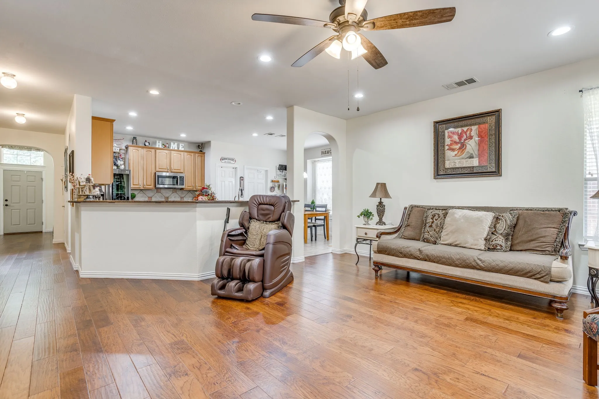 Single Family Residence For Sale in Tarrant County , 916 Sequoia Way, Saginaw, Texas 76131, 4 Bedroom, 4 Bathroom, 3 Garage spaces, 3,295 Sqft, built in 2005, mls#21389031, Real Estate Agent in Saginaw, Homes For Sale in Tarrant county, Homes For Sale in Saginaw, Realtor in Saginaw Texas, Real Estate Brokerage Independent Realty Texas, Luminita Cordes Realtor