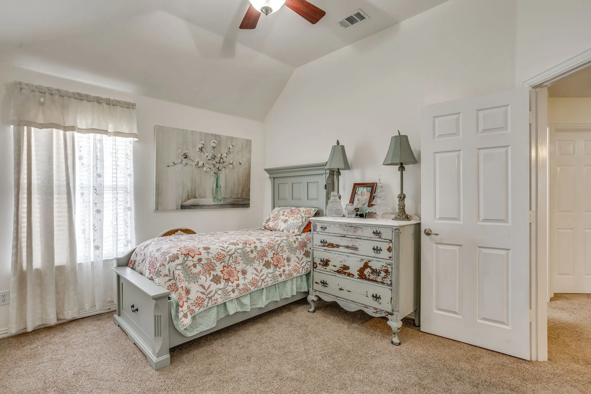 Single Family Residence For Sale in Tarrant County , 916 Sequoia Way, Saginaw, Texas 76131, 4 Bedroom, 4 Bathroom, 3 Garage spaces, 3,295 Sqft, built in 2005, mls#21389031, Real Estate Agent in Saginaw, Homes For Sale in Tarrant county, Homes For Sale in Saginaw, Realtor in Saginaw Texas, Real Estate Brokerage Independent Realty Texas, Luminita Cordes Realtor