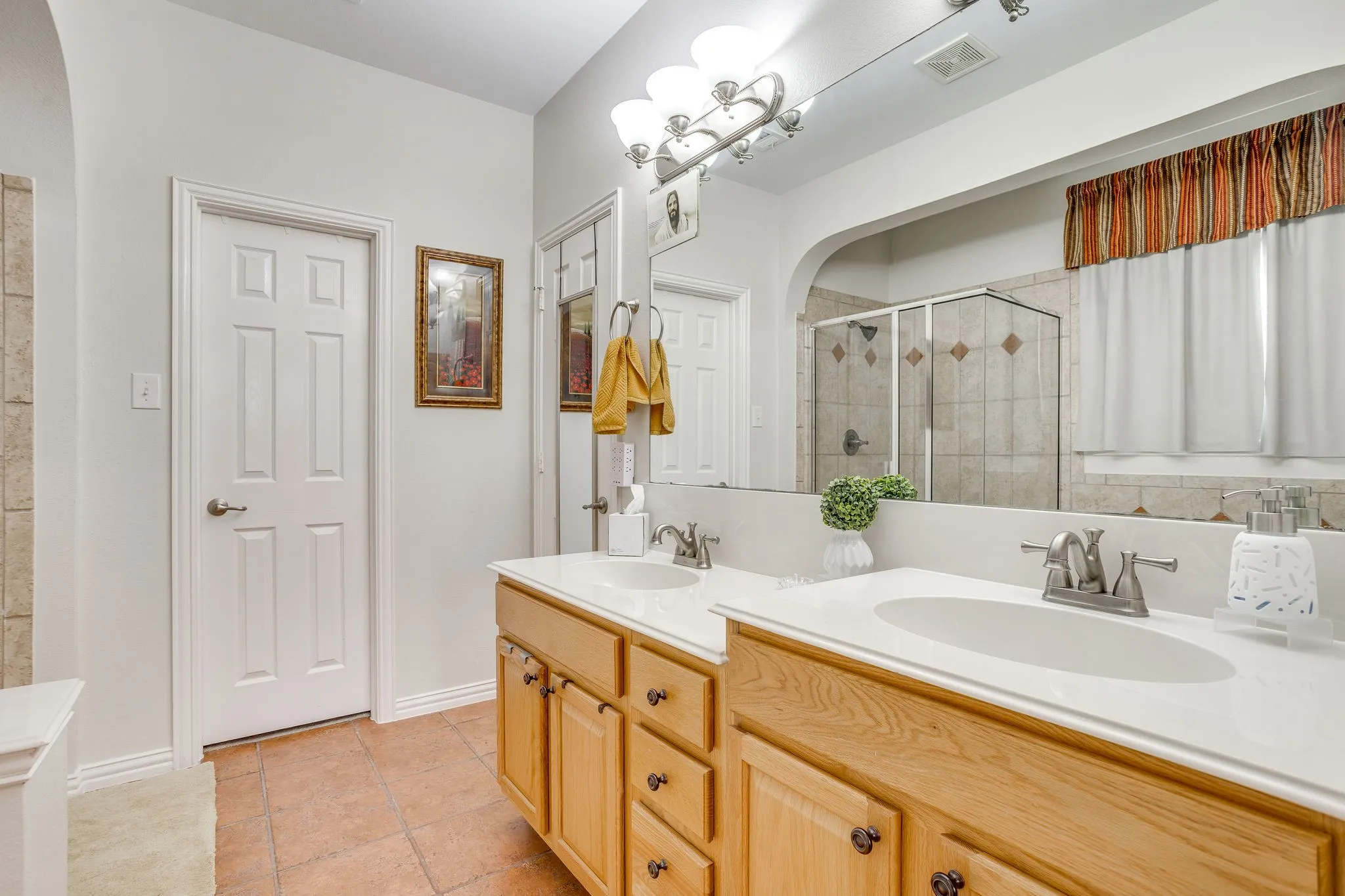 Single Family Residence For Sale in Tarrant County , 916 Sequoia Way, Saginaw, Texas 76131, 4 Bedroom, 4 Bathroom, 3 Garage spaces, 3,295 Sqft, built in 2005, mls#21389031, Real Estate Agent in Saginaw, Homes For Sale in Tarrant county, Homes For Sale in Saginaw, Realtor in Saginaw Texas, Real Estate Brokerage Independent Realty Texas, Luminita Cordes Realtor