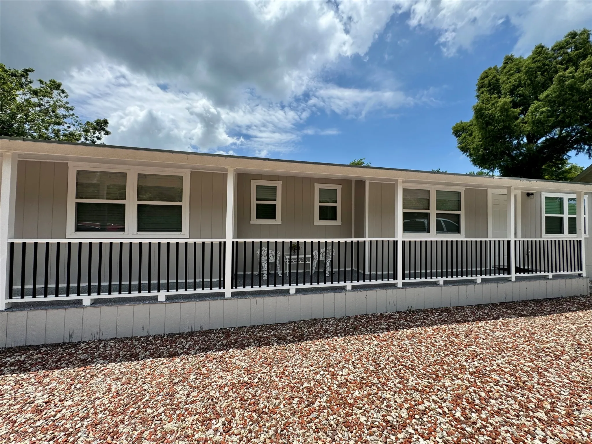 Manufactured / mobile home featuring a porch