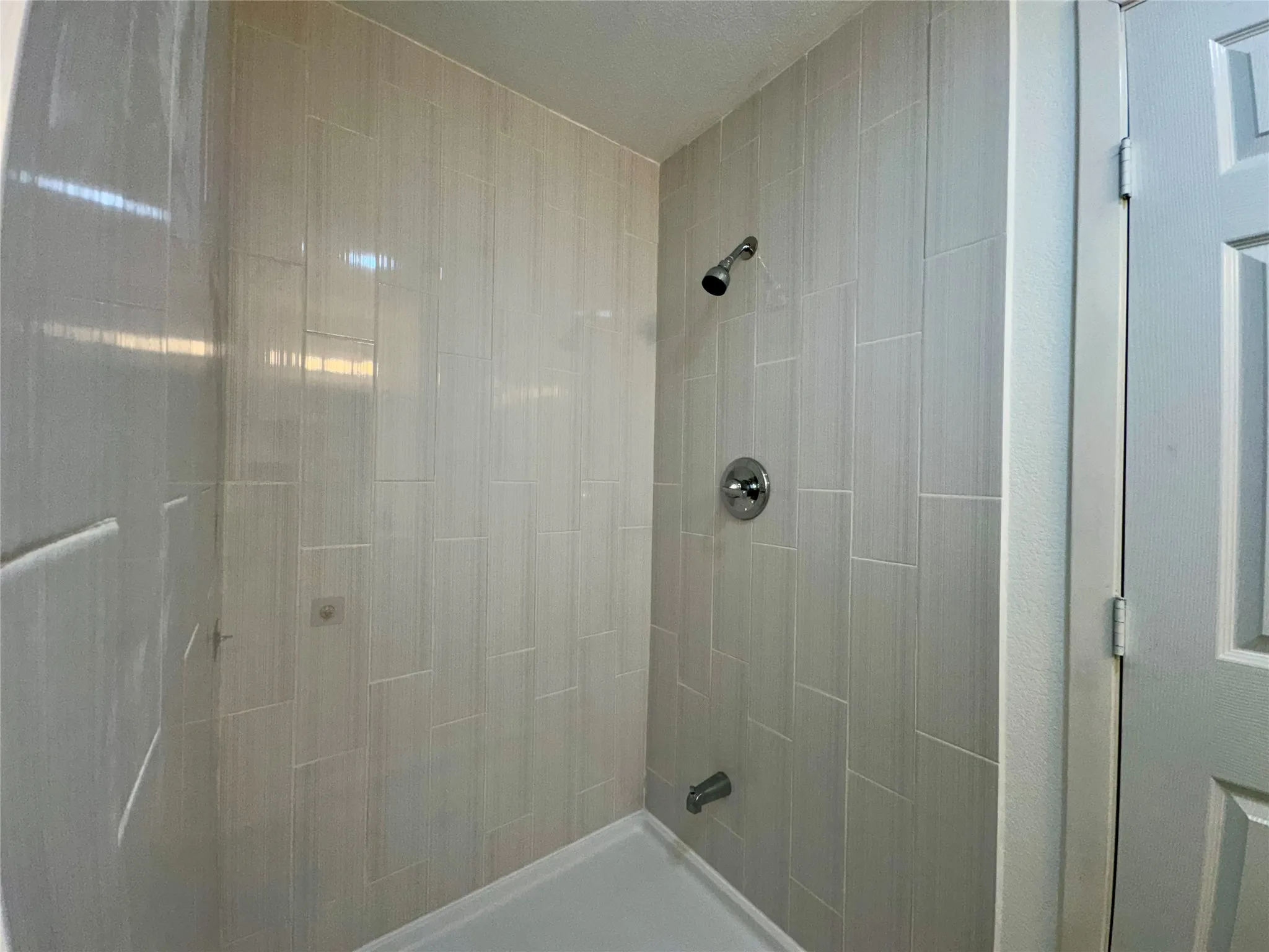 Full bath featuring a tile shower
