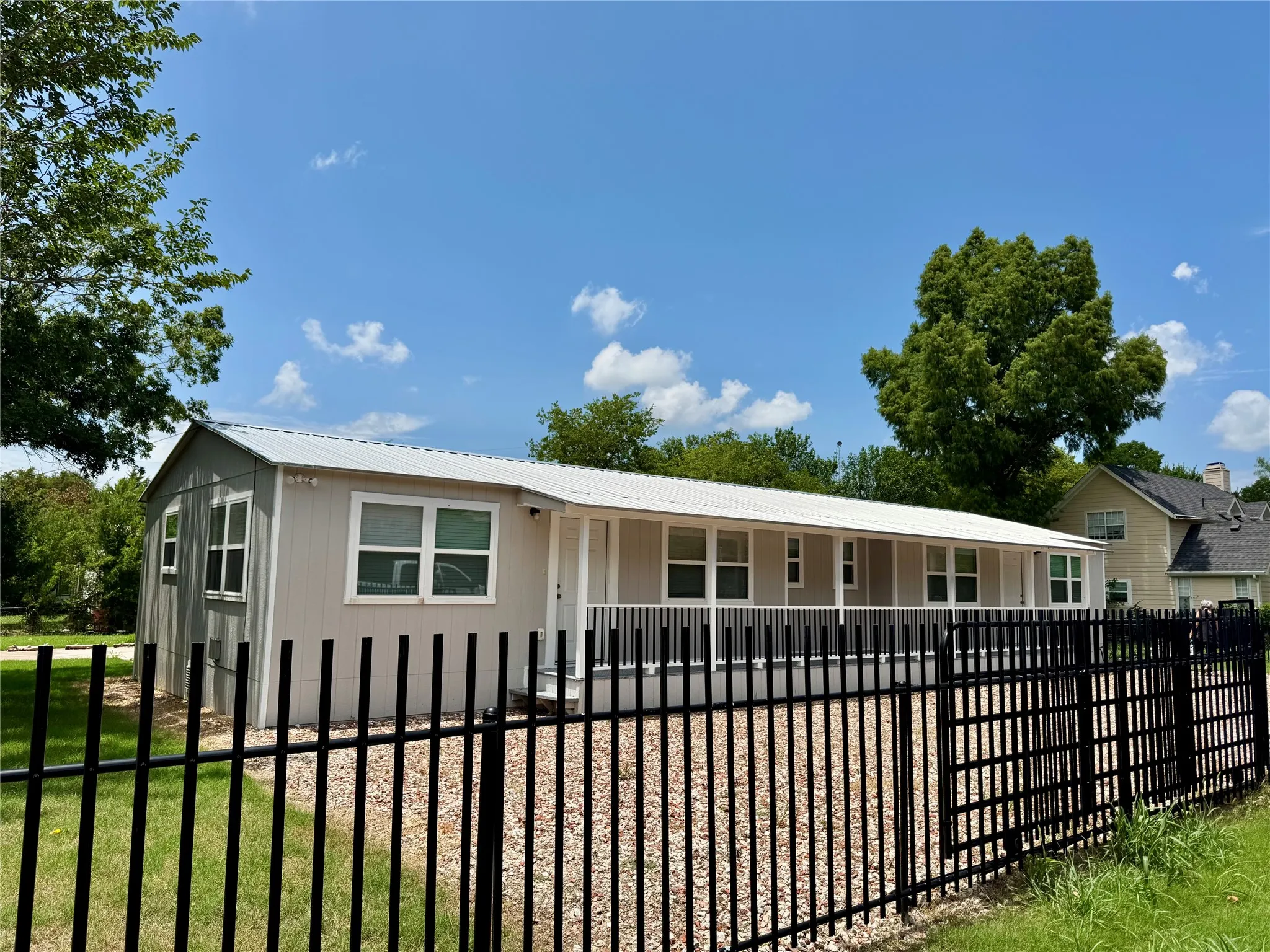 Single story home featuring a metal roof