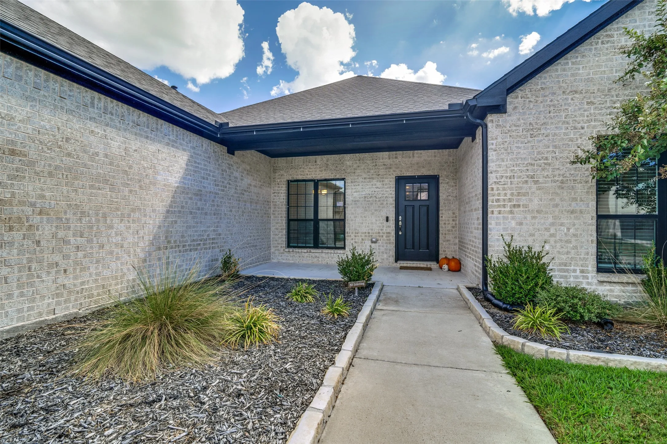 Single Family Residence For Sale in Collin County , 320 Community Drive, Lavon, Texas 75166, 4 Bedroom, 3 Bathroom, 2 Garage spaces, 2,297 Sqft, built in 2022, mls#21388034, Real Estate Agent in Lavon, Homes For Sale in Collin county, Homes For Sale in Lavon, Realtor in Lavon Texas, Real Estate Brokerage Independent Realty Texas, Luminita Cordes Realtor