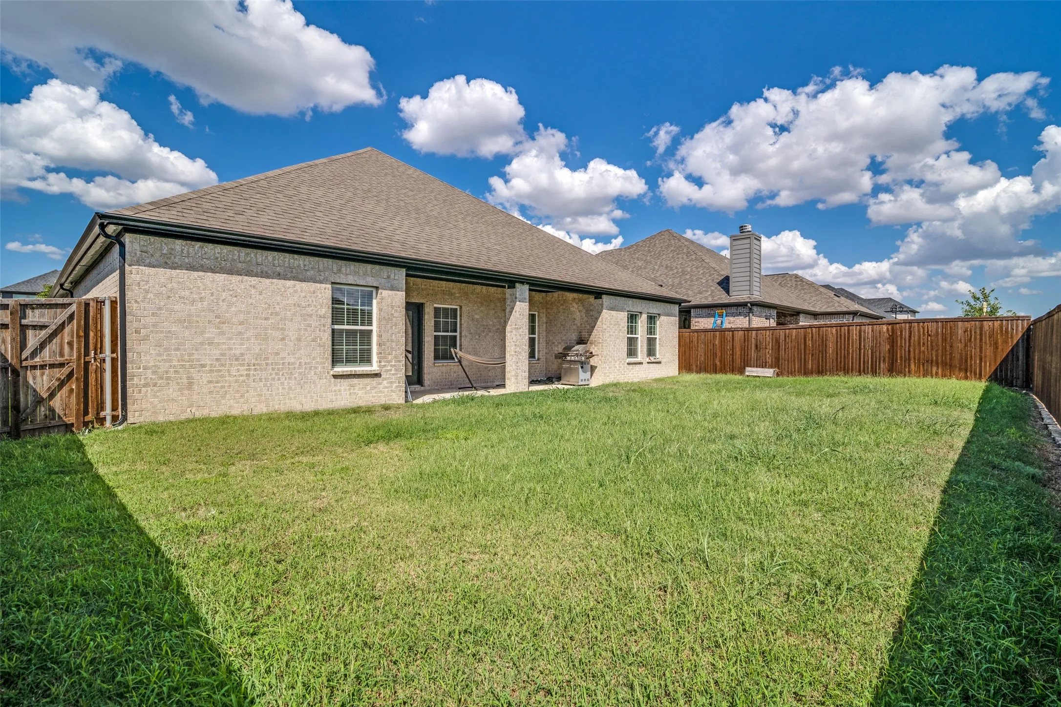Single Family Residence For Sale in Collin County , 320 Community Drive, Lavon, Texas 75166, 4 Bedroom, 3 Bathroom, 2 Garage spaces, 2,297 Sqft, built in 2022, mls#21388034, Real Estate Agent in Lavon, Homes For Sale in Collin county, Homes For Sale in Lavon, Realtor in Lavon Texas, Real Estate Brokerage Independent Realty Texas, Luminita Cordes Realtor