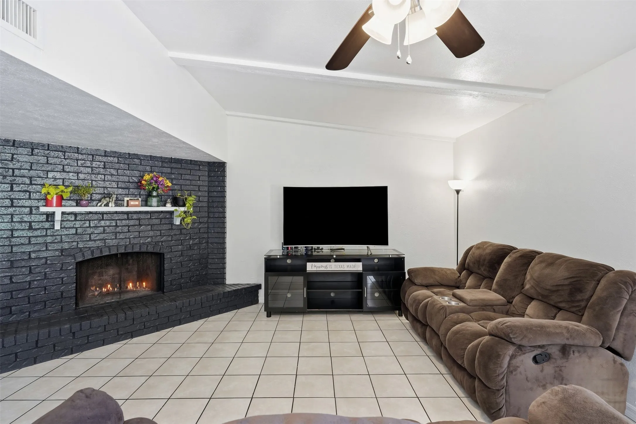 Single Family Residence For Sale in Tarrant County , 7212 Timber Trail, Fort Worth, Texas 76134, 3 Bedroom, 2 Bathroom, 2 Garage spaces, 1,708 Sqft, built in 1978, mls#21371119, Real Estate Agent in Fort Worth, Homes For Sale in Tarrant county, Homes For Sale in Fort Worth, Realtor in Fort Worth Texas, Real Estate Brokerage Independent Realty Texas, Luminita Cordes Realtor