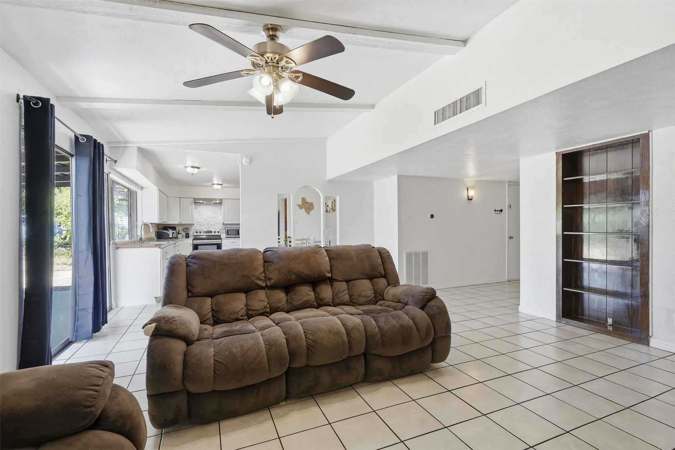 Single Family Residence For Sale in Tarrant County , 7212 Timber Trail, Fort Worth, Texas 76134, 3 Bedroom, 2 Bathroom, 2 Garage spaces, 1,708 Sqft, built in 1978, mls#21371119, Real Estate Agent in Fort Worth, Homes For Sale in Tarrant county, Homes For Sale in Fort Worth, Realtor in Fort Worth Texas, Real Estate Brokerage Independent Realty Texas, Luminita Cordes Realtor
