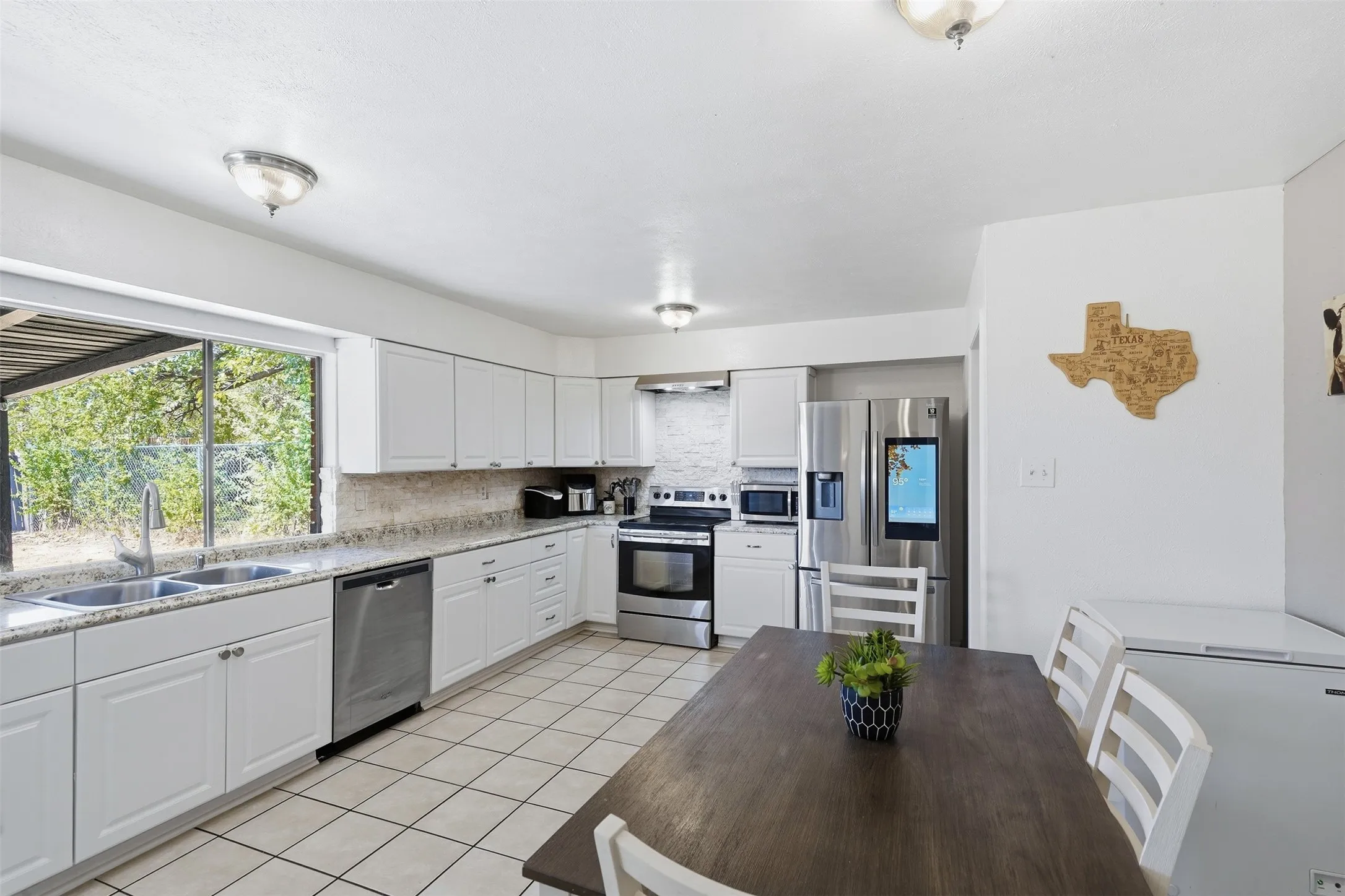 Single Family Residence For Sale in Tarrant County , 7212 Timber Trail, Fort Worth, Texas 76134, 3 Bedroom, 2 Bathroom, 2 Garage spaces, 1,708 Sqft, built in 1978, mls#21371119, Real Estate Agent in Fort Worth, Homes For Sale in Tarrant county, Homes For Sale in Fort Worth, Realtor in Fort Worth Texas, Real Estate Brokerage Independent Realty Texas, Luminita Cordes Realtor