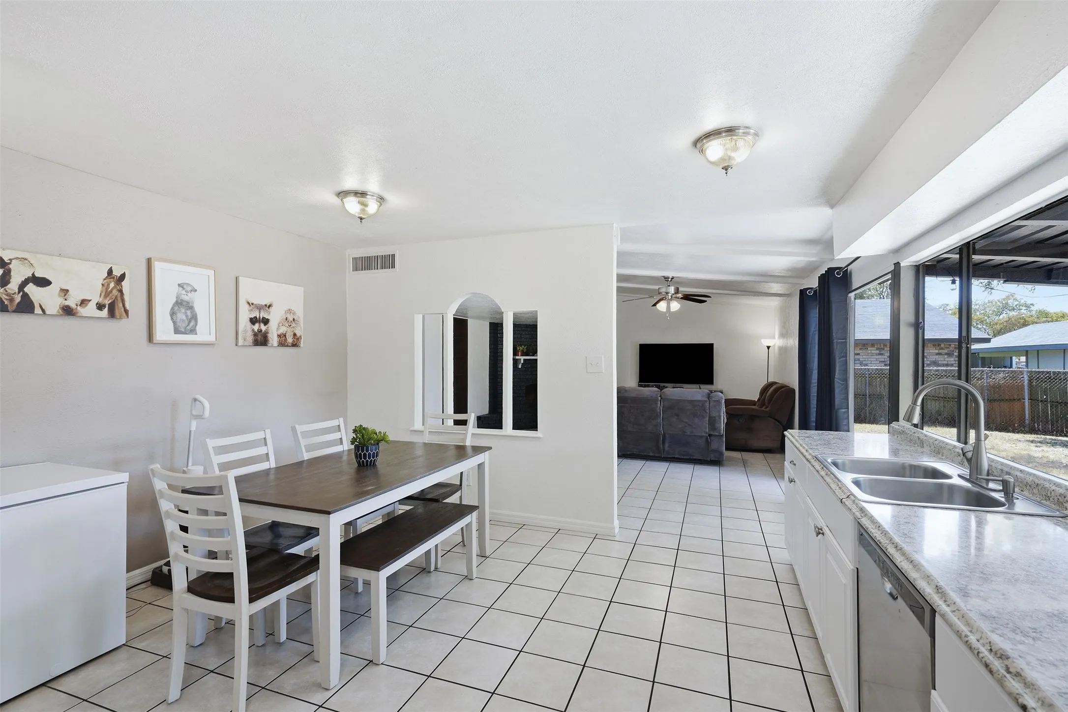 Single Family Residence For Sale in Tarrant County , 7212 Timber Trail, Fort Worth, Texas 76134, 3 Bedroom, 2 Bathroom, 2 Garage spaces, 1,708 Sqft, built in 1978, mls#21371119, Real Estate Agent in Fort Worth, Homes For Sale in Tarrant county, Homes For Sale in Fort Worth, Realtor in Fort Worth Texas, Real Estate Brokerage Independent Realty Texas, Luminita Cordes Realtor