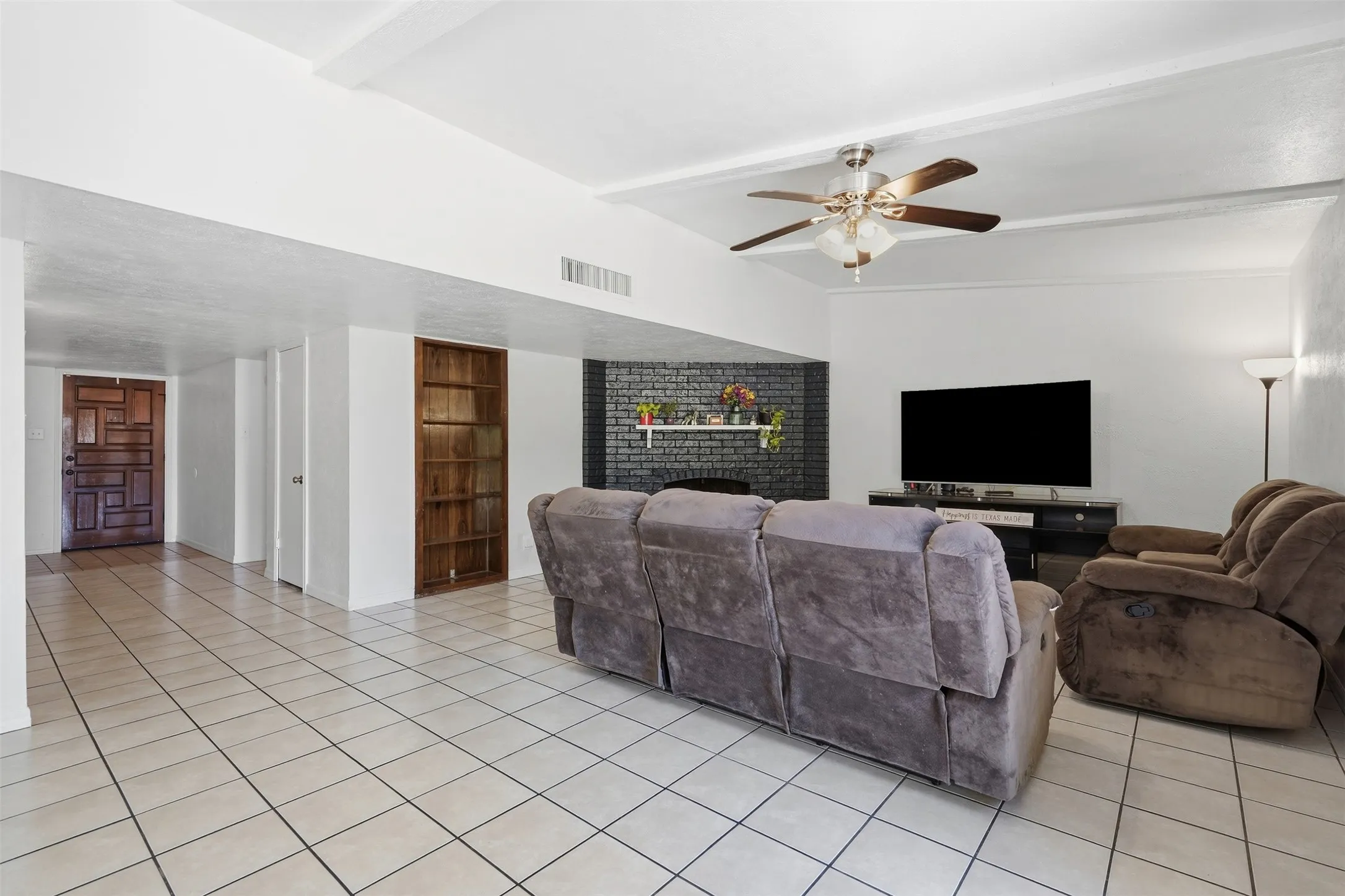 Single Family Residence For Sale in Tarrant County , 7212 Timber Trail, Fort Worth, Texas 76134, 3 Bedroom, 2 Bathroom, 2 Garage spaces, 1,708 Sqft, built in 1978, mls#21371119, Real Estate Agent in Fort Worth, Homes For Sale in Tarrant county, Homes For Sale in Fort Worth, Realtor in Fort Worth Texas, Real Estate Brokerage Independent Realty Texas, Luminita Cordes Realtor