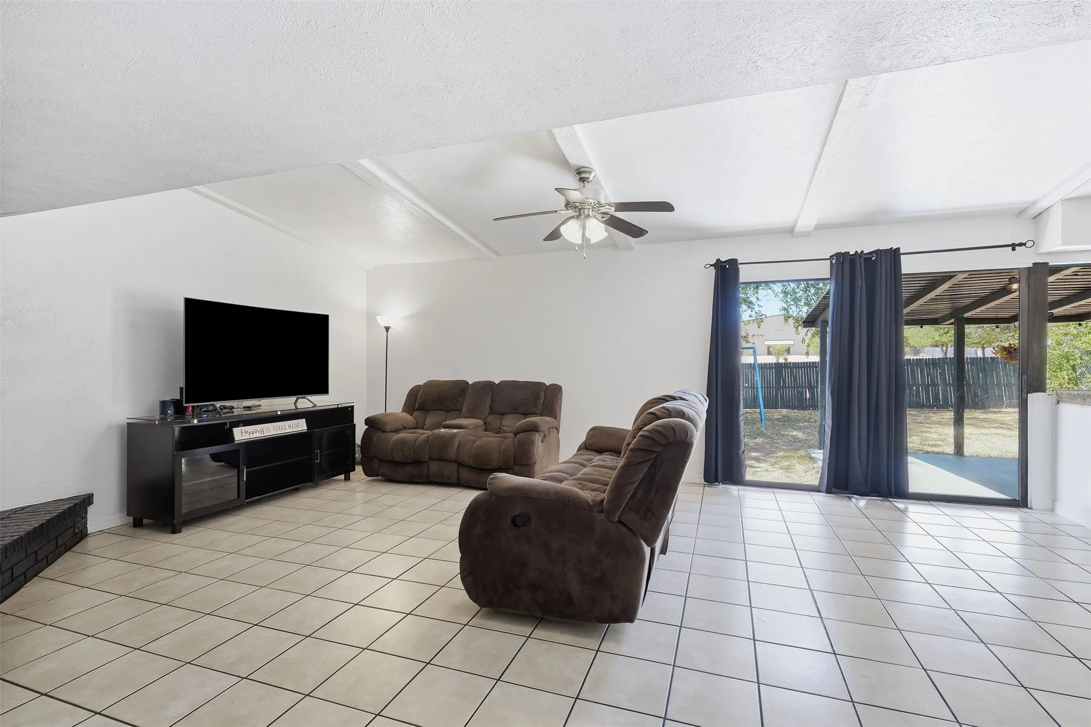 Single Family Residence For Sale in Tarrant County , 7212 Timber Trail, Fort Worth, Texas 76134, 3 Bedroom, 2 Bathroom, 2 Garage spaces, 1,708 Sqft, built in 1978, mls#21371119, Real Estate Agent in Fort Worth, Homes For Sale in Tarrant county, Homes For Sale in Fort Worth, Realtor in Fort Worth Texas, Real Estate Brokerage Independent Realty Texas, Luminita Cordes Realtor