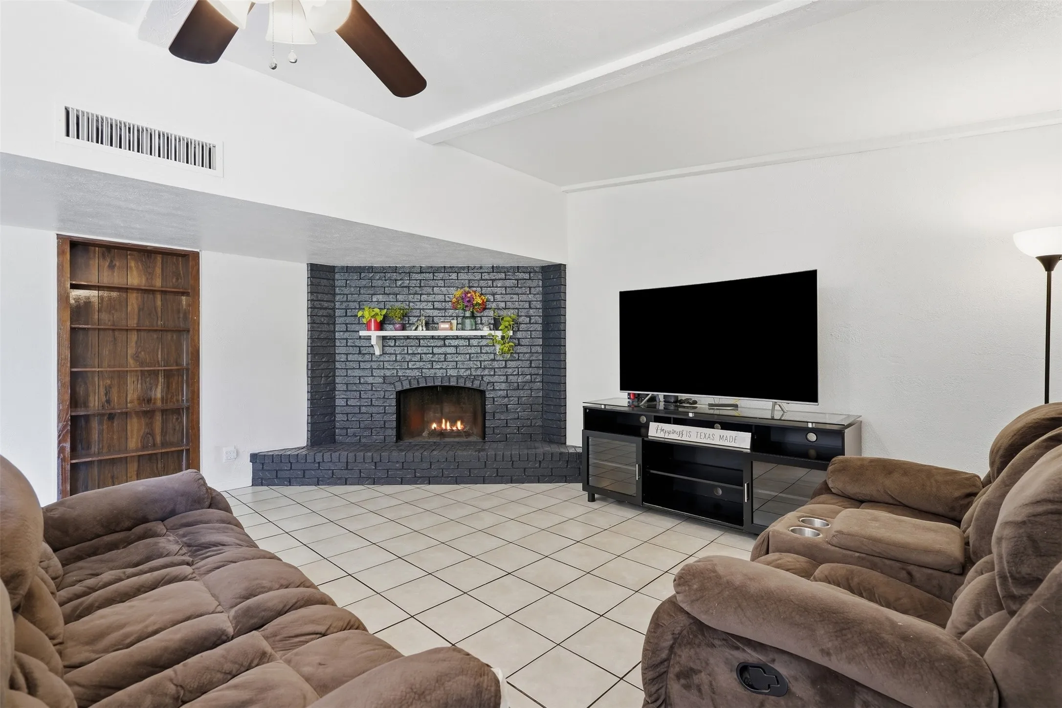 Single Family Residence For Sale in Tarrant County , 7212 Timber Trail, Fort Worth, Texas 76134, 3 Bedroom, 2 Bathroom, 2 Garage spaces, 1,708 Sqft, built in 1978, mls#21371119, Real Estate Agent in Fort Worth, Homes For Sale in Tarrant county, Homes For Sale in Fort Worth, Realtor in Fort Worth Texas, Real Estate Brokerage Independent Realty Texas, Luminita Cordes Realtor