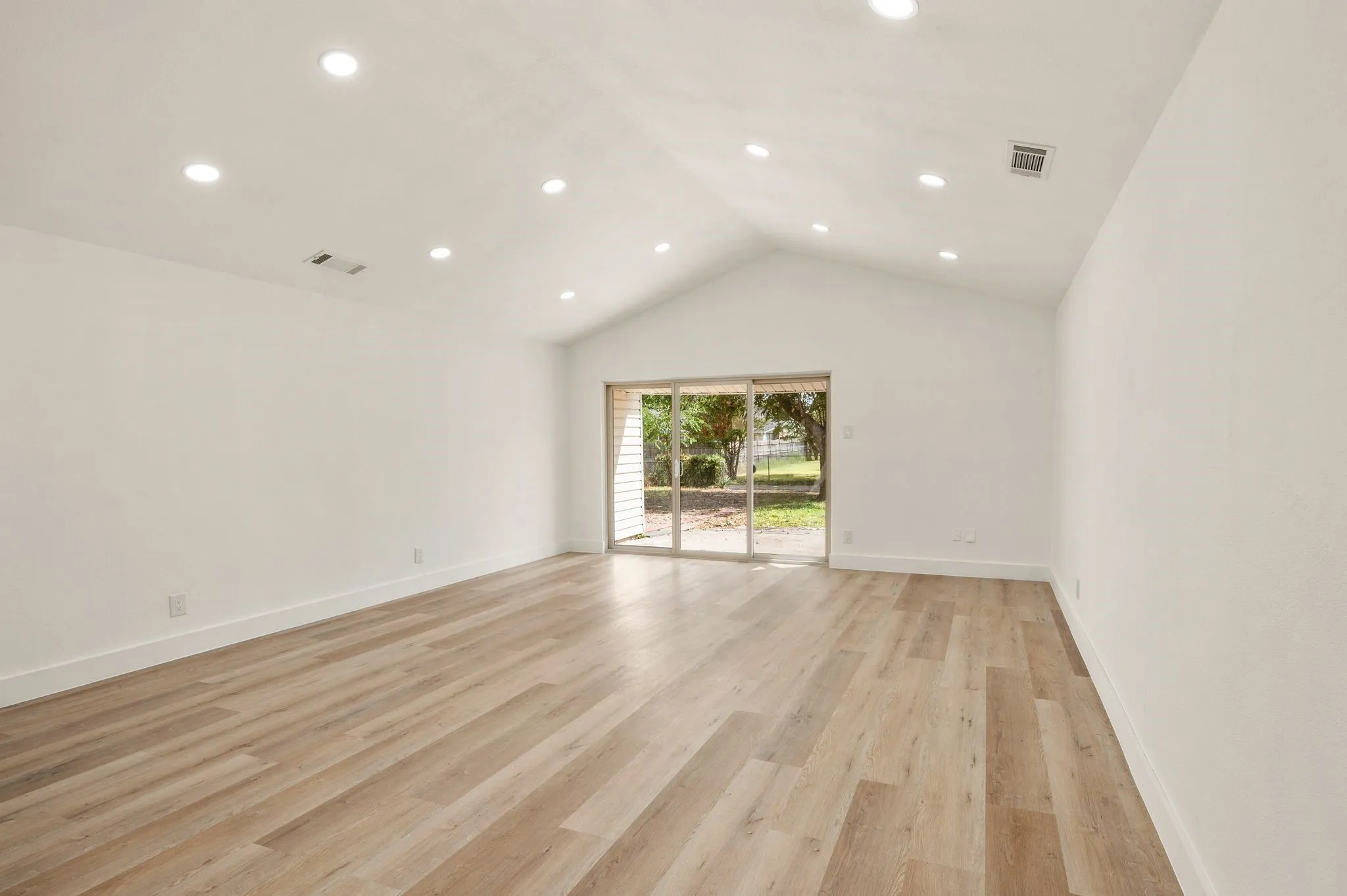 Single Family Residence For Sale in Dallas County , 1216 Briarcove Drive, Richardson, Texas 75081, 3 Bedroom, 2 Bathroom, 2 Garage spaces, 1,745 Sqft, built in 1967, mls#21378706, Real Estate Agent in Richardson, Homes For Sale in Dallas county, Homes For Sale in Richardson, Realtor in Richardson Texas, Real Estate Brokerage Independent Realty Texas, Luminita Cordes Realtor