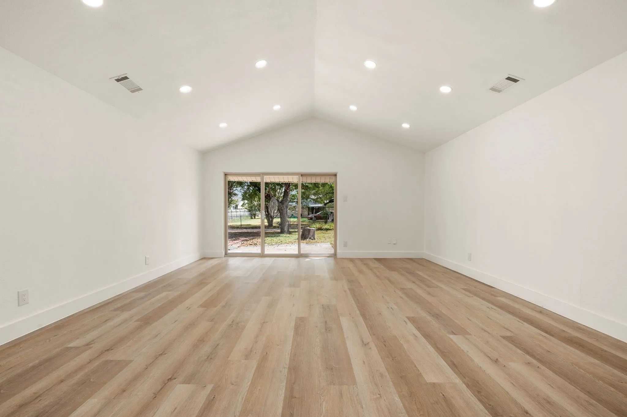 Single Family Residence For Sale in Dallas County , 1216 Briarcove Drive, Richardson, Texas 75081, 3 Bedroom, 2 Bathroom, 2 Garage spaces, 1,745 Sqft, built in 1967, mls#21378706, Real Estate Agent in Richardson, Homes For Sale in Dallas county, Homes For Sale in Richardson, Realtor in Richardson Texas, Real Estate Brokerage Independent Realty Texas, Luminita Cordes Realtor