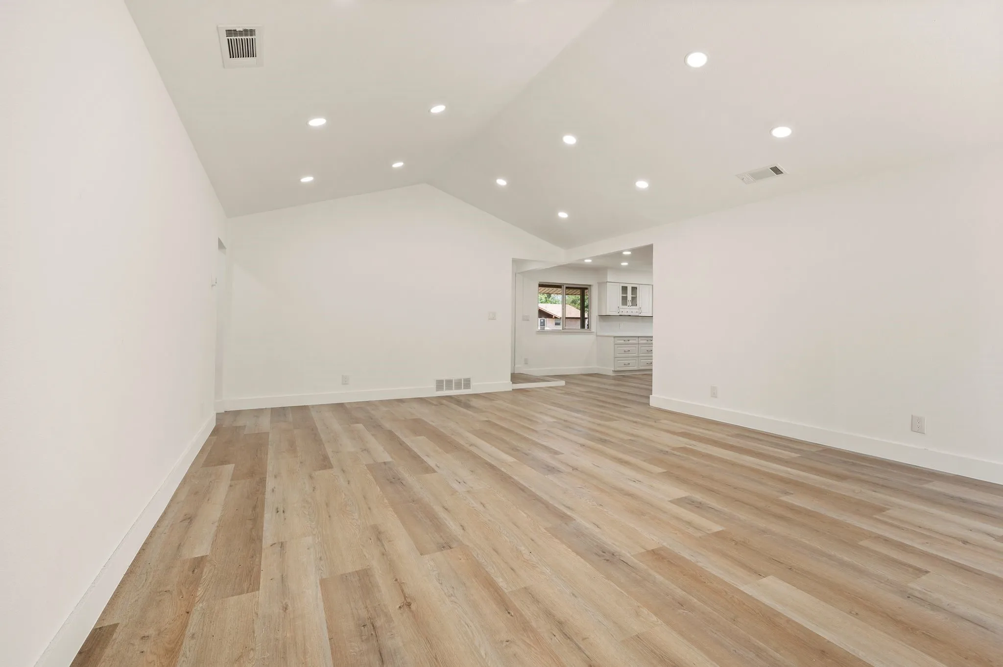 Single Family Residence For Sale in Dallas County , 1216 Briarcove Drive, Richardson, Texas 75081, 3 Bedroom, 2 Bathroom, 2 Garage spaces, 1,745 Sqft, built in 1967, mls#21378706, Real Estate Agent in Richardson, Homes For Sale in Dallas county, Homes For Sale in Richardson, Realtor in Richardson Texas, Real Estate Brokerage Independent Realty Texas, Luminita Cordes Realtor