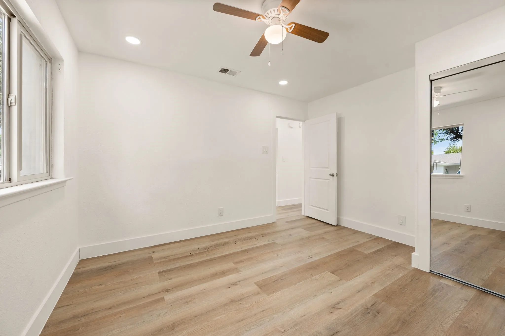 Single Family Residence For Sale in Dallas County , 1216 Briarcove Drive, Richardson, Texas 75081, 3 Bedroom, 2 Bathroom, 2 Garage spaces, 1,745 Sqft, built in 1967, mls#21378706, Real Estate Agent in Richardson, Homes For Sale in Dallas county, Homes For Sale in Richardson, Realtor in Richardson Texas, Real Estate Brokerage Independent Realty Texas, Luminita Cordes Realtor