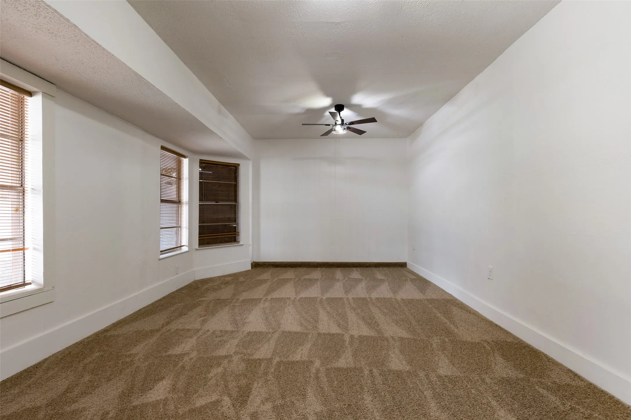 Single Family Residence For Sale in Dallas County , 1519 Creekwood Lane, Mesquite, Texas 75149, 4 Bedroom, 2 Bathroom, Garage spaces, 1,880 Sqft, built in 1979, mls#21389055, Real Estate Agent in Mesquite, Homes For Sale in Dallas county, Homes For Sale in Mesquite, Realtor in Mesquite Texas, Real Estate Brokerage Independent Realty Texas, Luminita Cordes Realtor