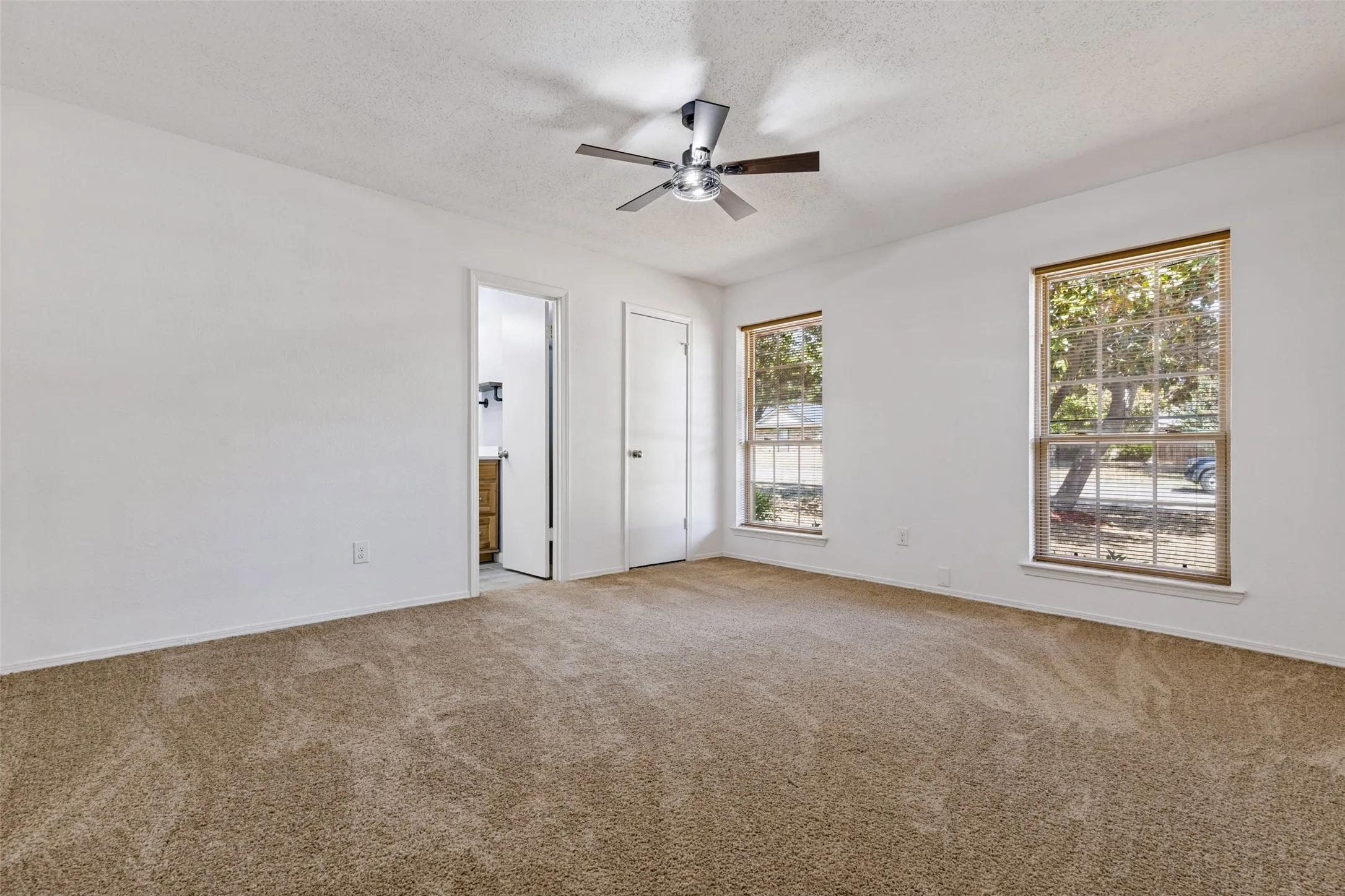 Single Family Residence For Sale in Dallas County , 1519 Creekwood Lane, Mesquite, Texas 75149, 4 Bedroom, 2 Bathroom, Garage spaces, 1,880 Sqft, built in 1979, mls#21389055, Real Estate Agent in Mesquite, Homes For Sale in Dallas county, Homes For Sale in Mesquite, Realtor in Mesquite Texas, Real Estate Brokerage Independent Realty Texas, Luminita Cordes Realtor