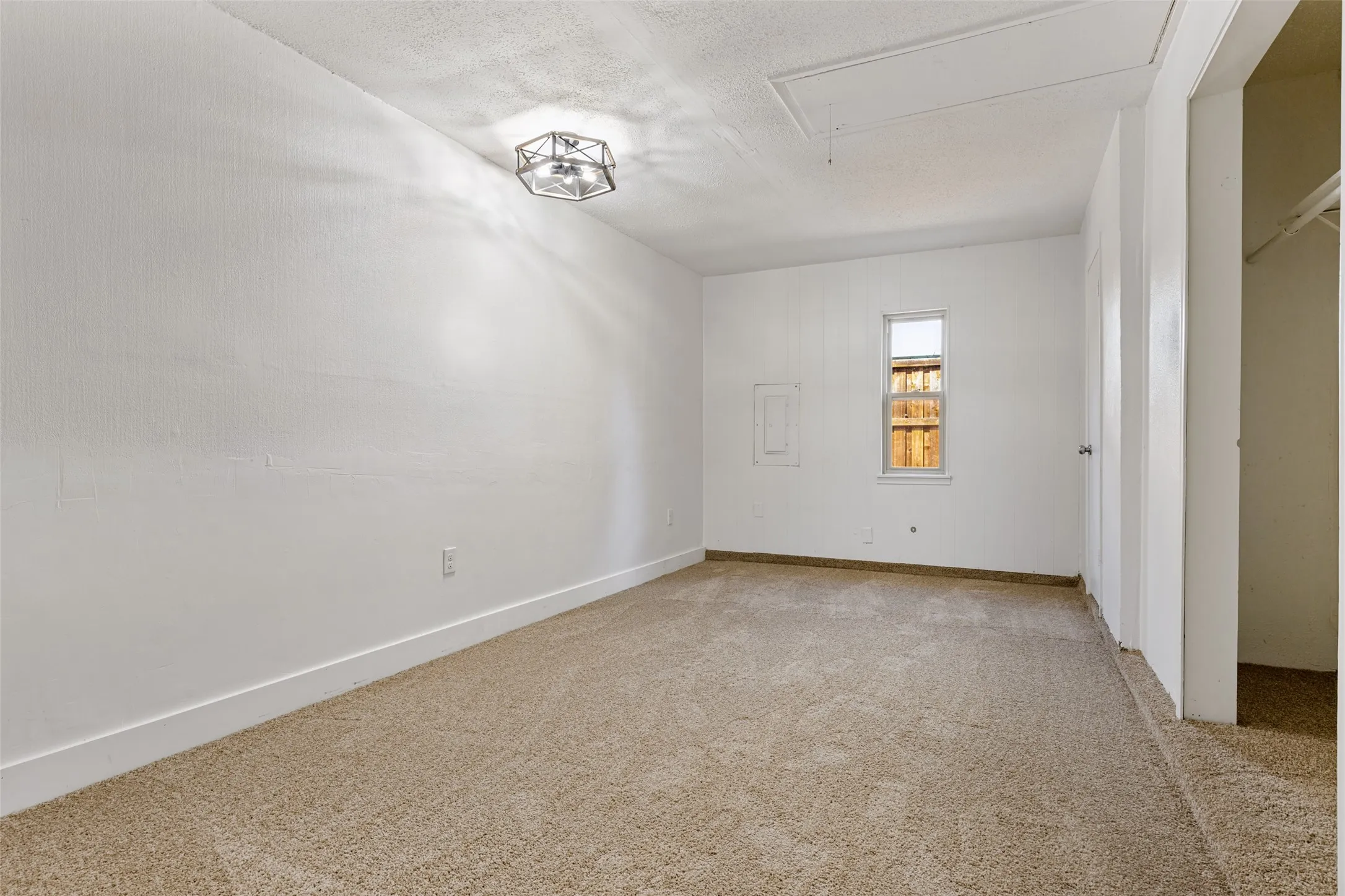 Single Family Residence For Sale in Dallas County , 1519 Creekwood Lane, Mesquite, Texas 75149, 4 Bedroom, 2 Bathroom, Garage spaces, 1,880 Sqft, built in 1979, mls#21389055, Real Estate Agent in Mesquite, Homes For Sale in Dallas county, Homes For Sale in Mesquite, Realtor in Mesquite Texas, Real Estate Brokerage Independent Realty Texas, Luminita Cordes Realtor