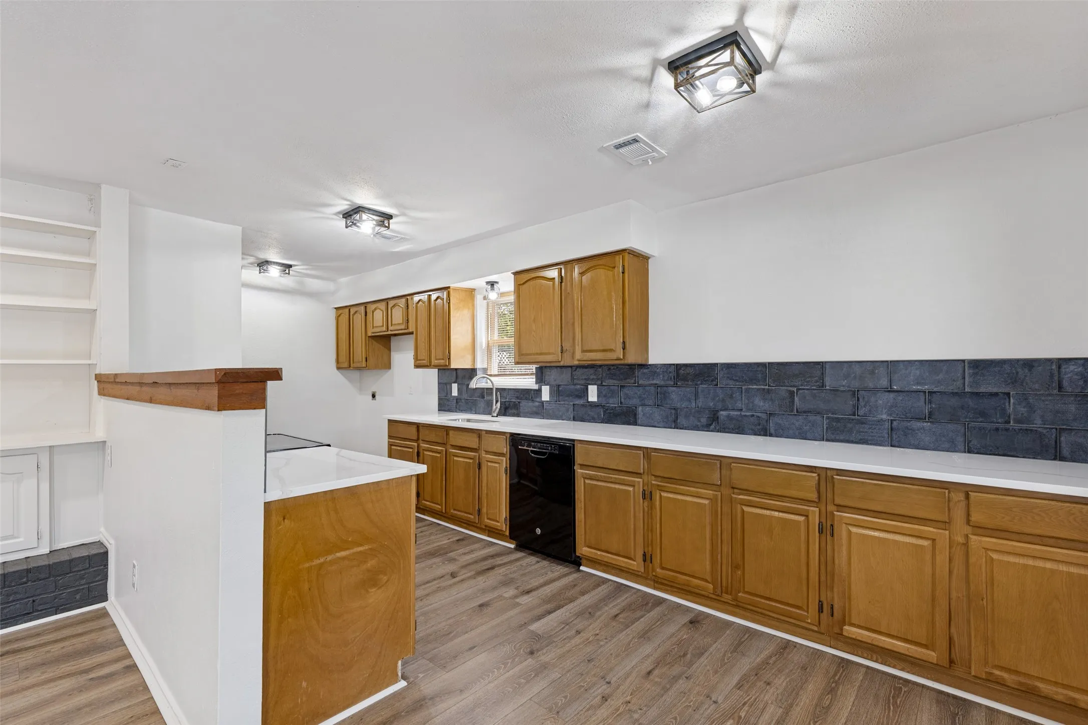 Single Family Residence For Sale in Dallas County , 1519 Creekwood Lane, Mesquite, Texas 75149, 4 Bedroom, 2 Bathroom, Garage spaces, 1,880 Sqft, built in 1979, mls#21389055, Real Estate Agent in Mesquite, Homes For Sale in Dallas county, Homes For Sale in Mesquite, Realtor in Mesquite Texas, Real Estate Brokerage Independent Realty Texas, Luminita Cordes Realtor